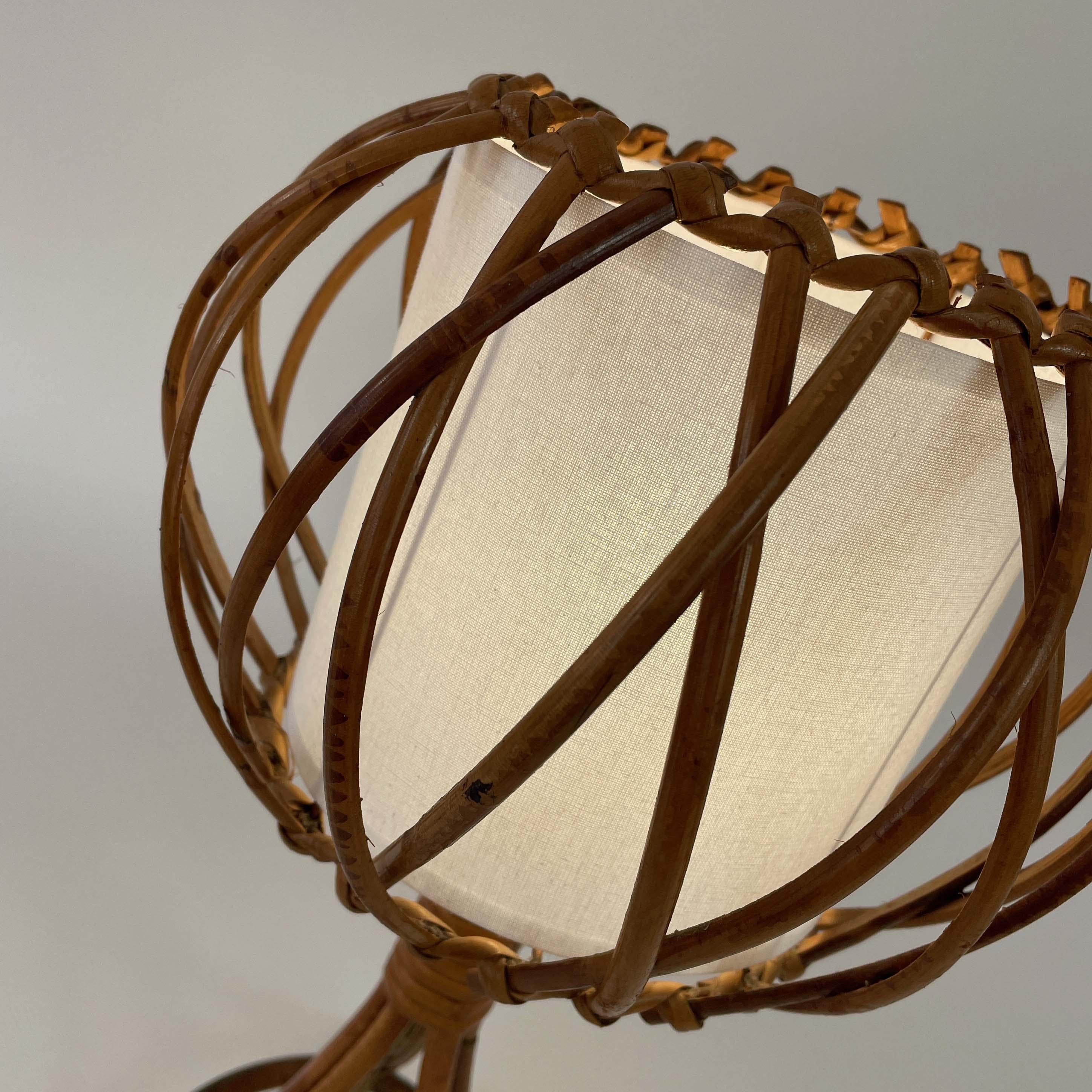 Lampe de table en rotin, bambou et tissu, Louis SOGNOT France années 1950 en vente 3