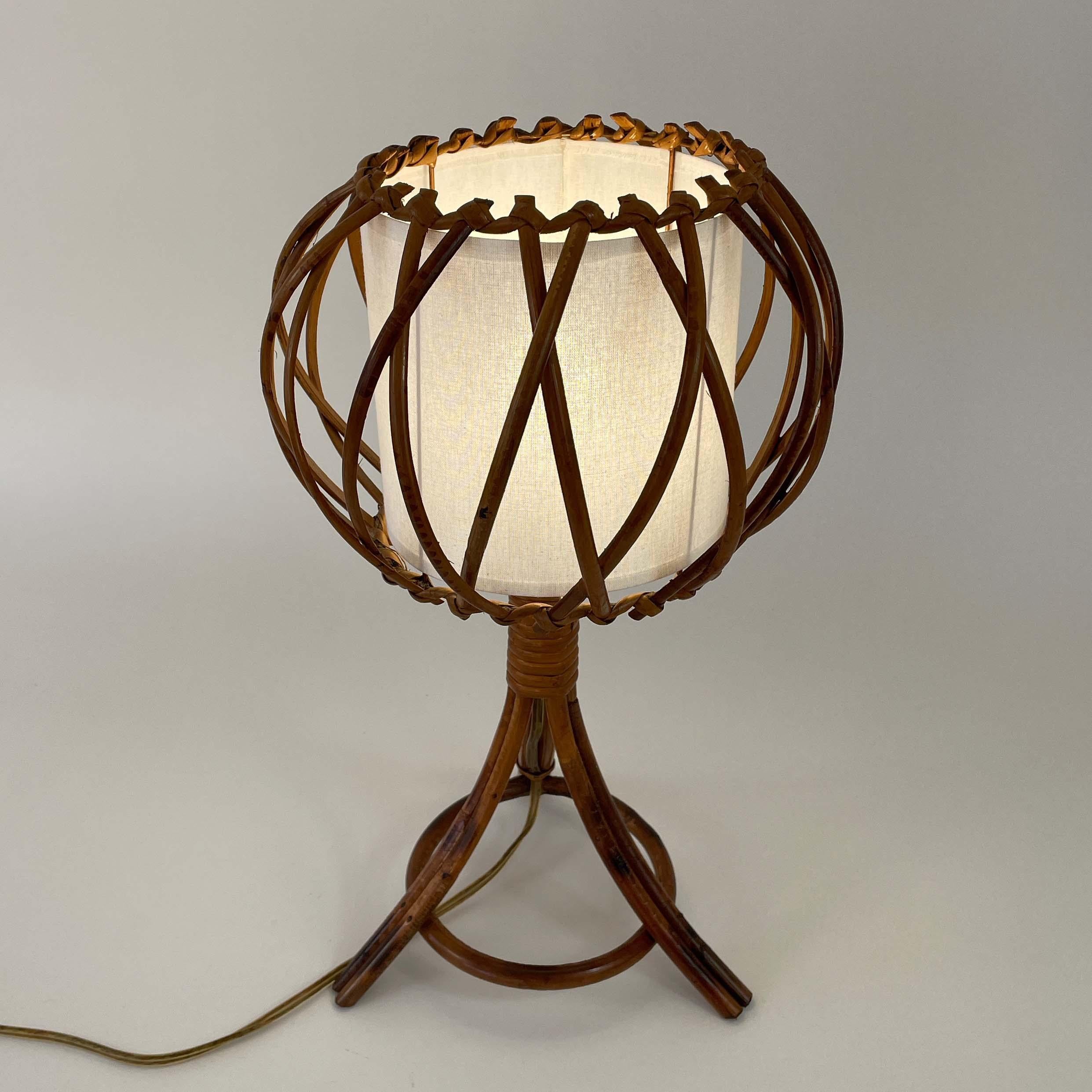 Lampe de table en rotin, bambou et tissu, Louis SOGNOT France années 1950 Bon état - En vente à NUEMBRECHT, NRW