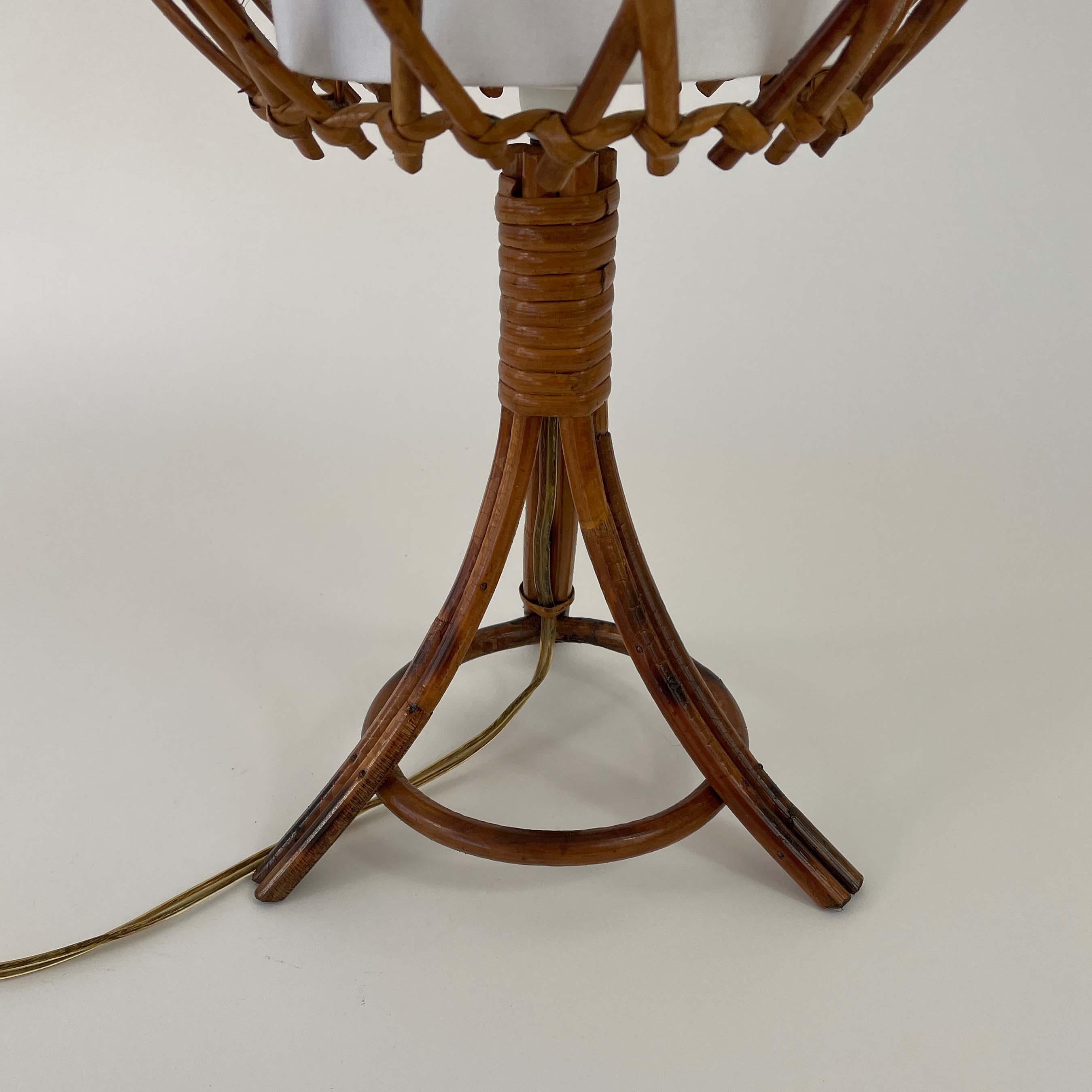 Milieu du XXe siècle Lampe de table en rotin, bambou et tissu, Louis SOGNOT France années 1950 en vente