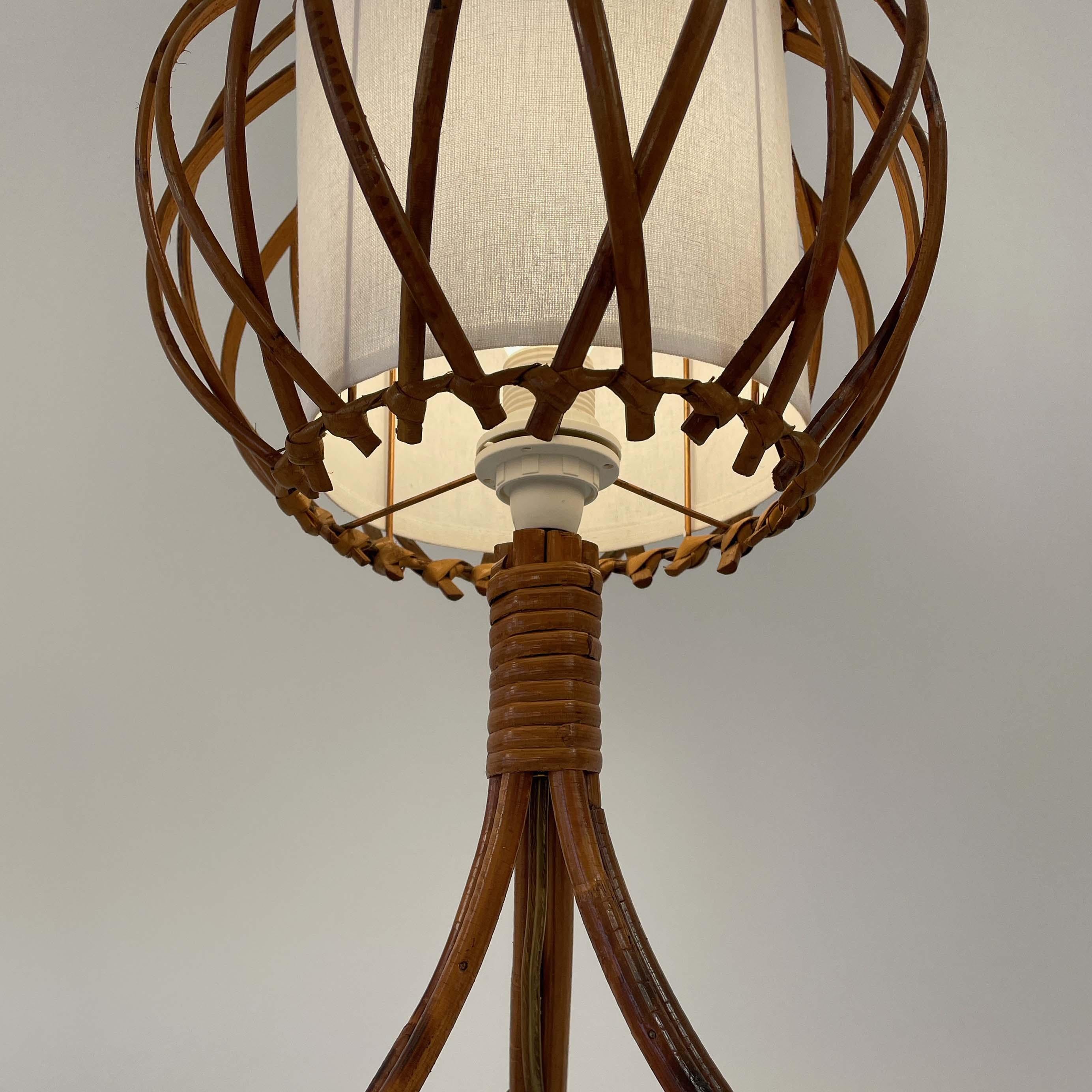 Tissu Lampe de table en rotin, bambou et tissu, Louis SOGNOT France années 1950 en vente