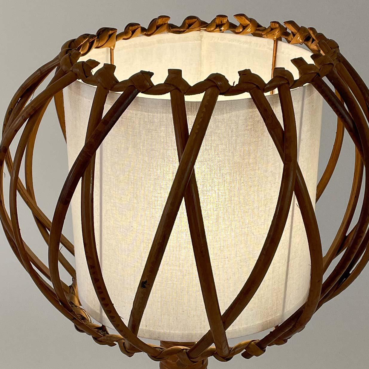 Lampe de table en rotin, bambou et tissu, Louis SOGNOT France années 1950 en vente 2