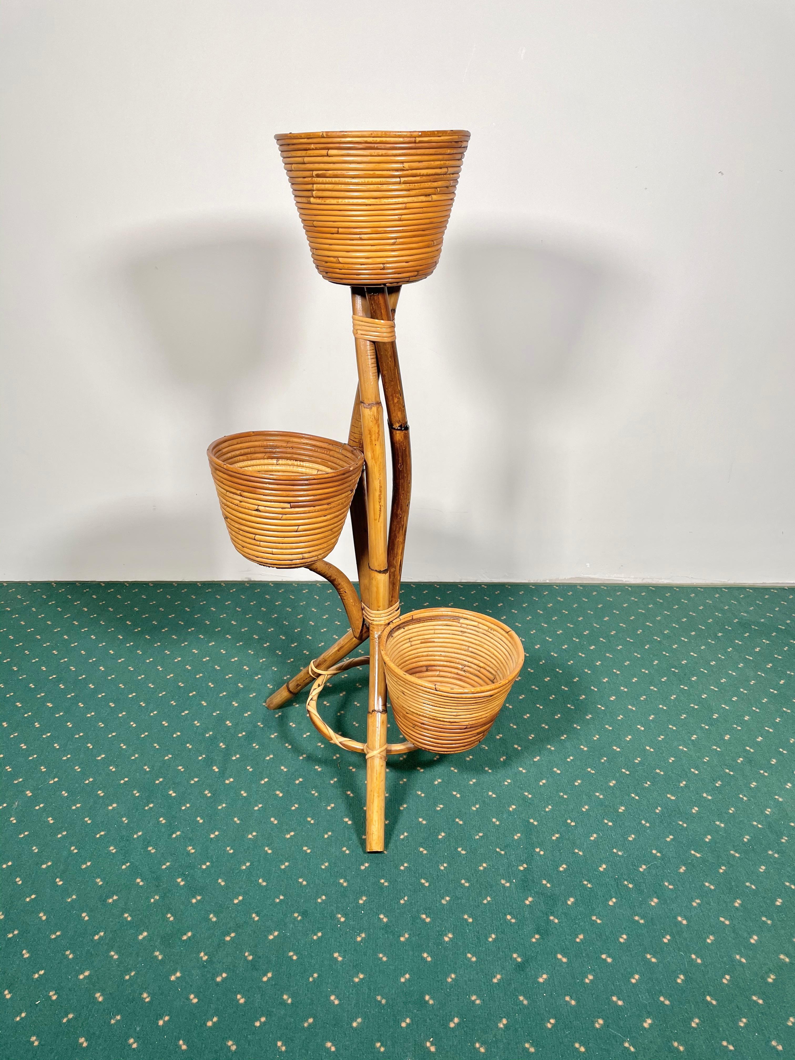 Flower stand in rattan and bamboo featuring three vases made in Italy in the 1960s.