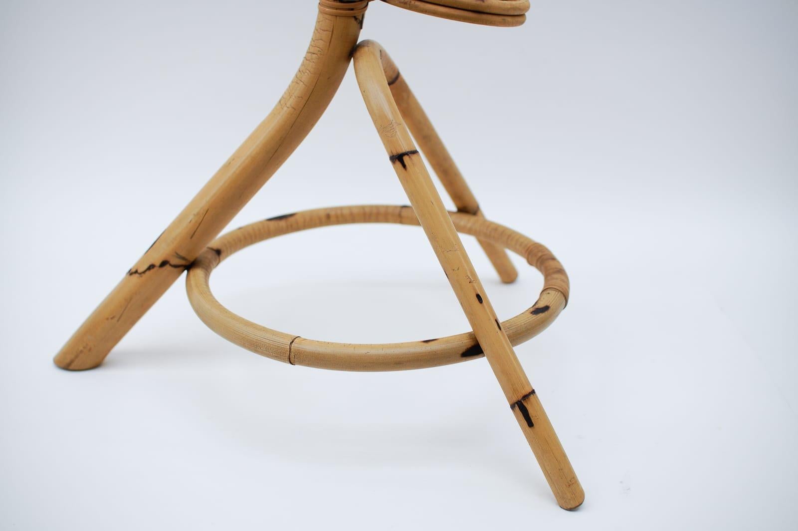 Mid-Century Modern Support à fleurs en rotin et bambou attribué à Bonaccina, Italie, années 1950 en vente