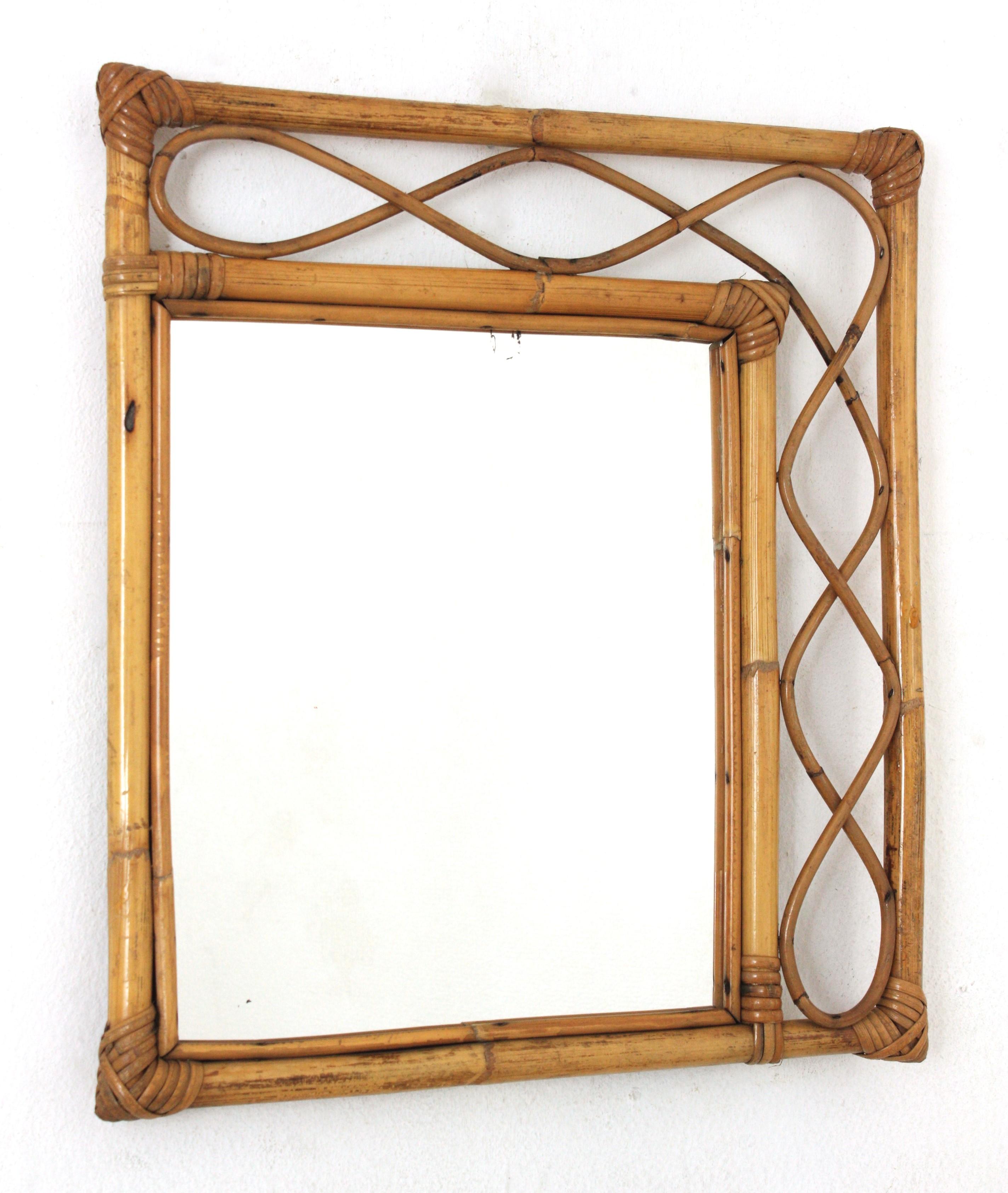 Auffälliger, handgefertigter Spiegel aus Bambus und Rattan im Stil des Mid-Century Modern Franco Albini. Italien, 1960er Jahre.
Dieser Spiegel hat einen rechteckigen Doppelrahmen aus Bambus mit dekorativen Rattanwellen zwischen den Bambusrohren.
Es
