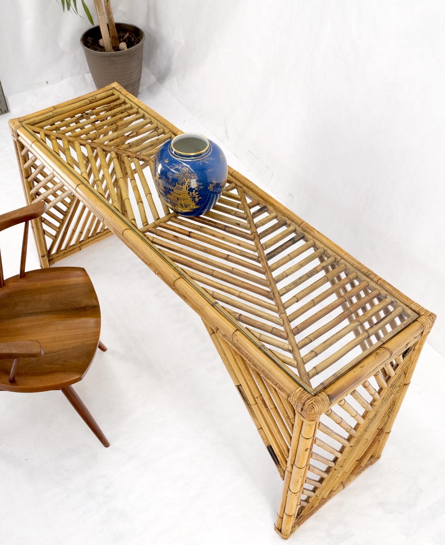 Table de canapé console en bambou rotin avec plateau en verre en vente 3