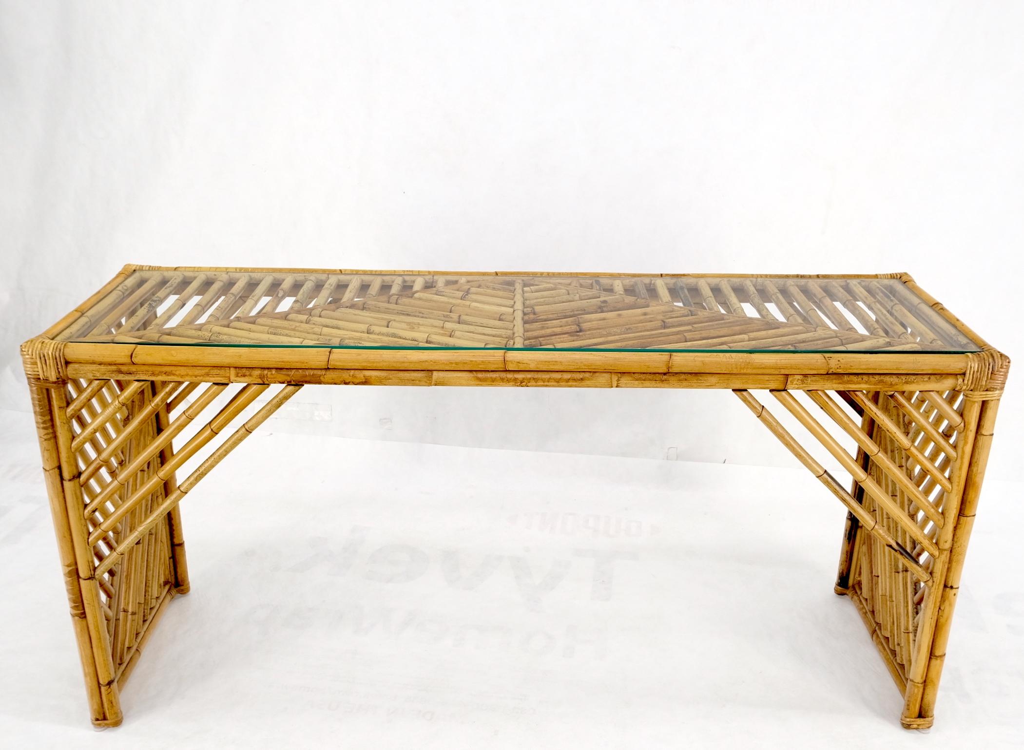Table de canapé console en bambou rotin avec plateau en verre en vente 4