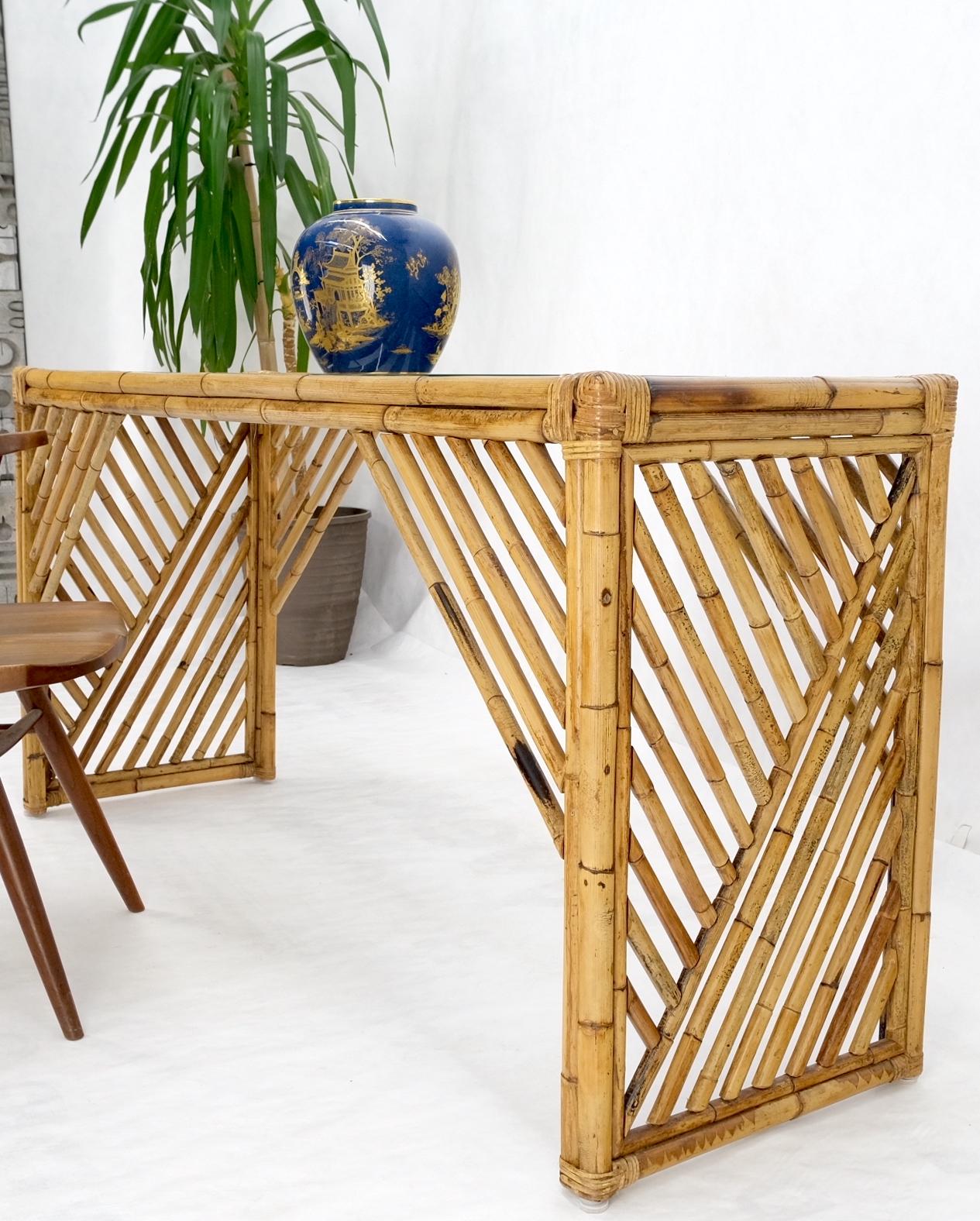 Table de canapé console en bambou rotin avec plateau en verre en vente 7