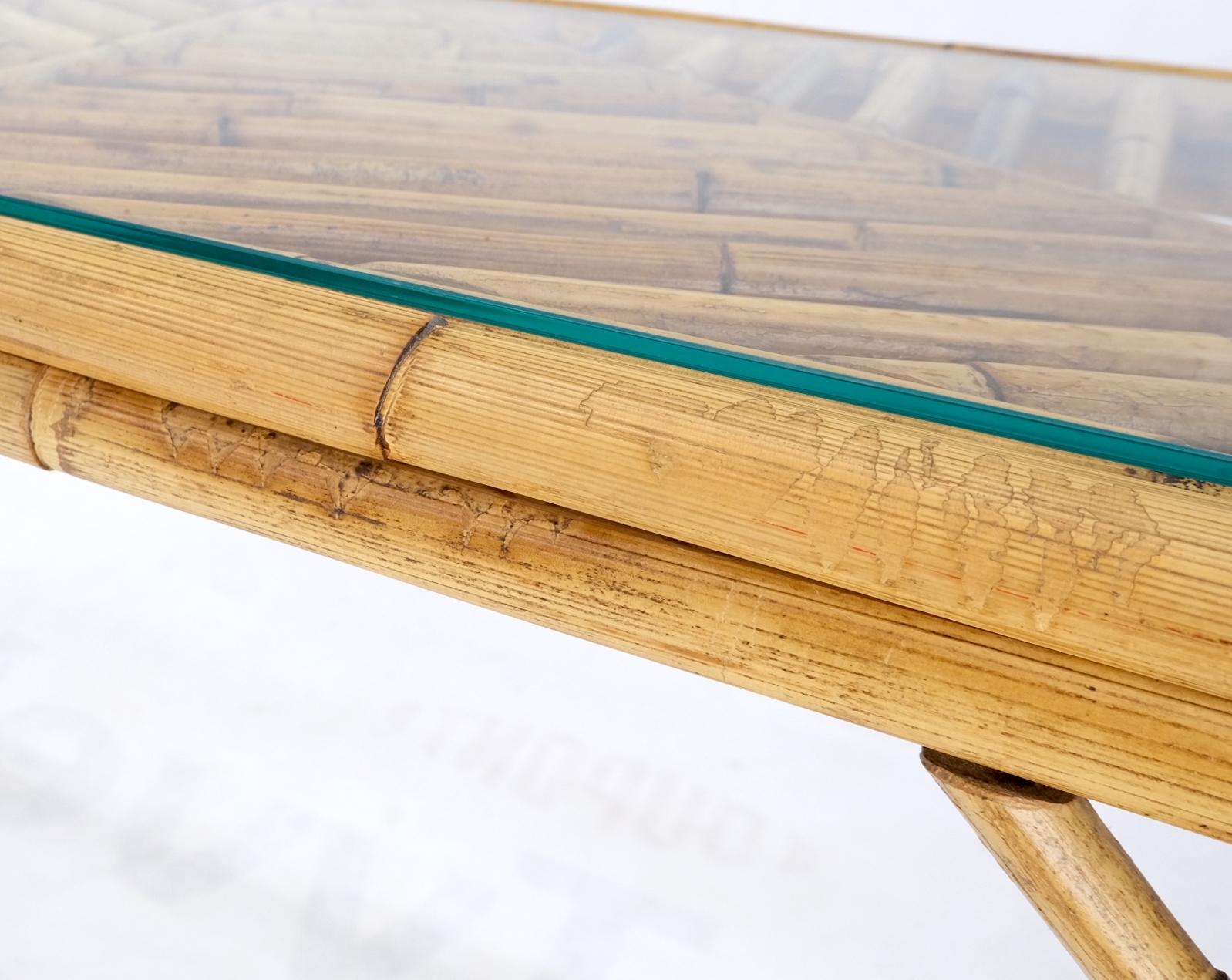 20ième siècle Table de canapé console en bambou rotin avec plateau en verre en vente