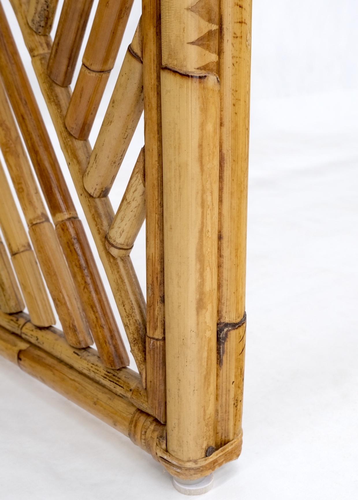 Table de canapé console en bambou rotin avec plateau en verre en vente 1