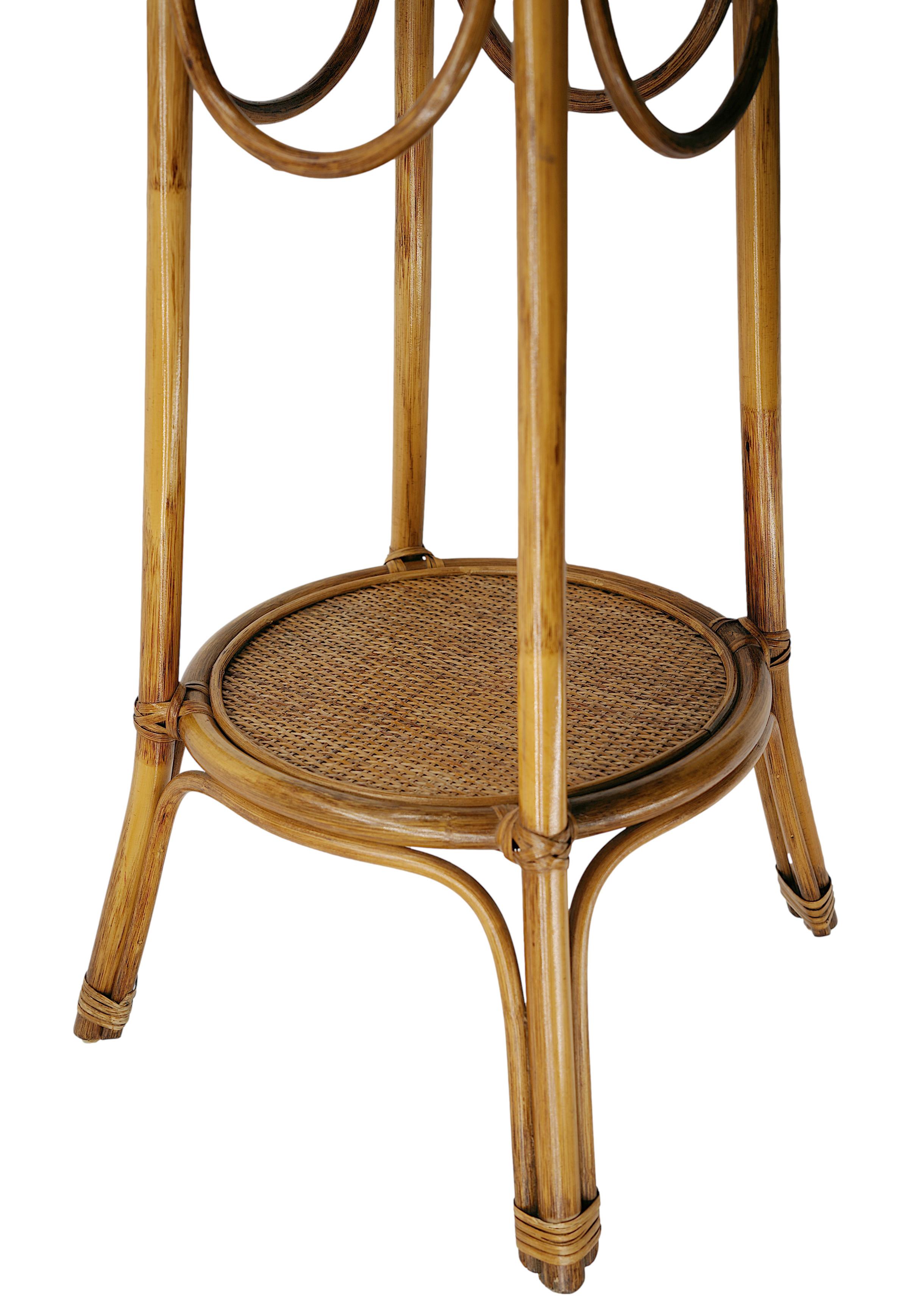 Mesa arnés francesa de bambú y ratán, Francia, años 50. Bambú, ratán y mimbre. Dos bandejas con cañas.  Altura : 75 cm, Anchura : 51 cm. Diámetro superior: 28,5 cm (11,2