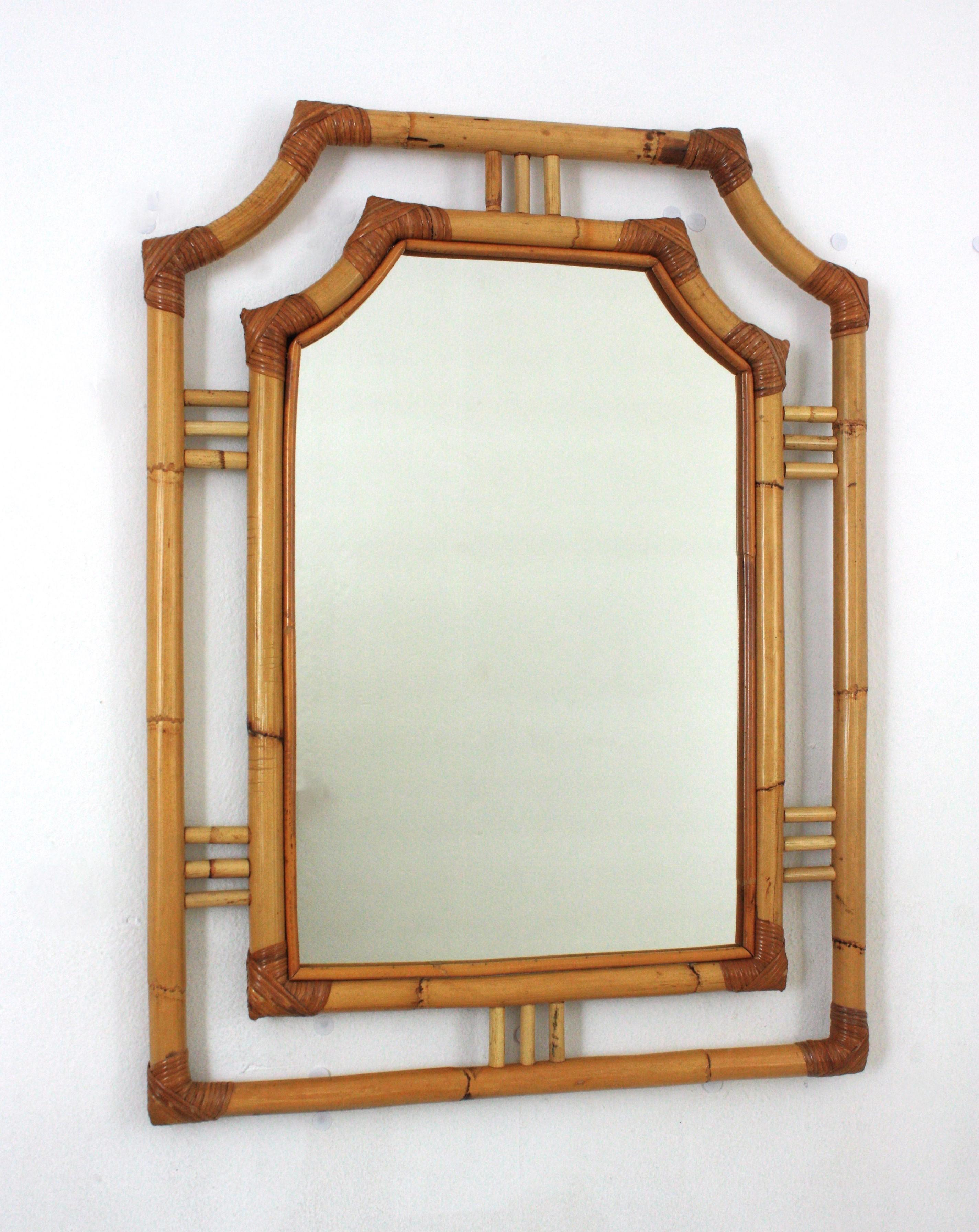 Franco Albini Inspiriert Rattan Bambus Rechteckig Wandspiegel
Rechteckiger Spiegel aus Rattan im Pagodenstil mit orientalischen Akzenten, Italien, 1960er Jahre, Mitte des Jahrhunderts.
Dieser Bambus-Spiegel ist eine schöne Ergänzung in einem