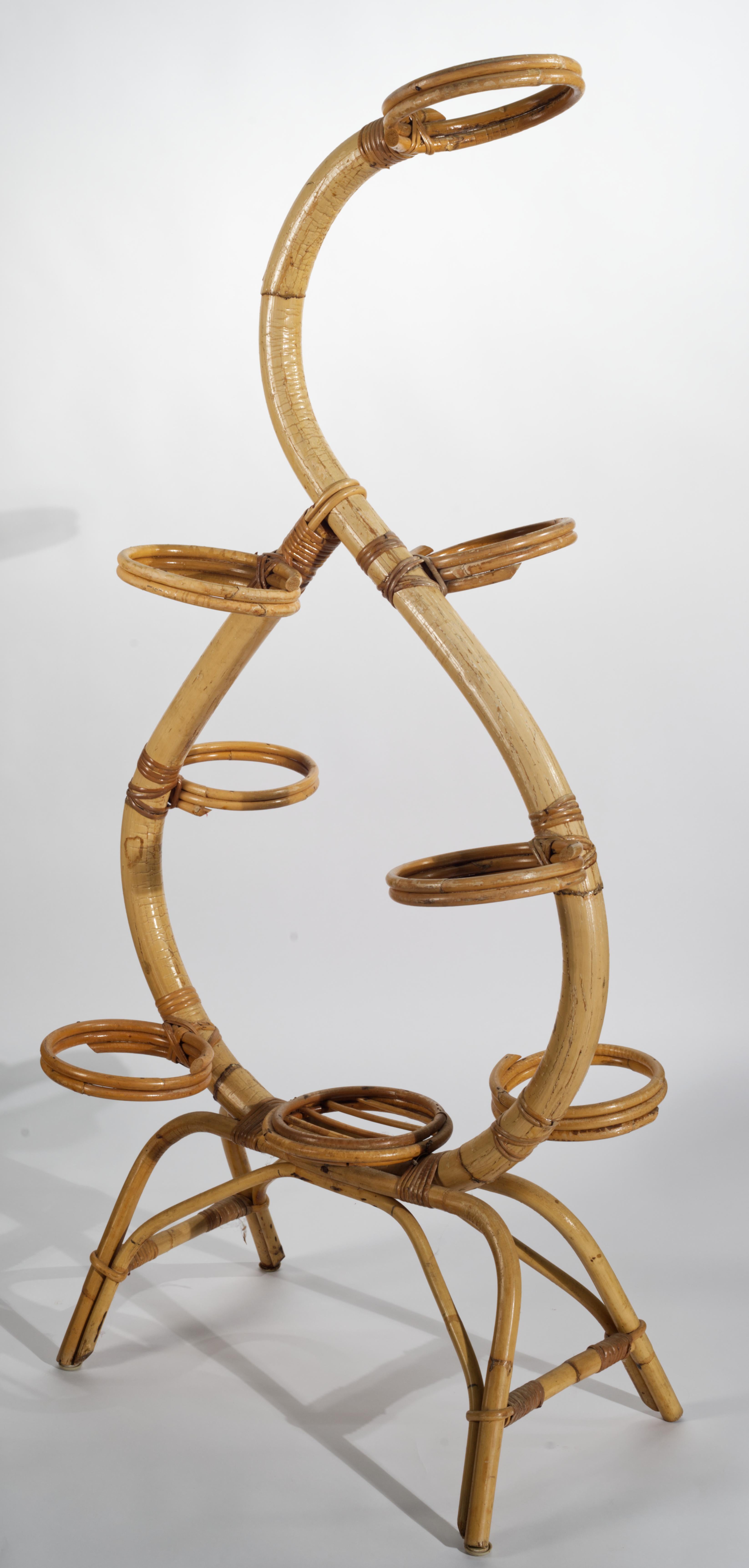 Il porta piante in bambù e rattan vintage è dotato di 7 spazi per piante in vaso o vasi di fiori e di un piccolo ripiano rotondo multifunzionale sul livello inferiore. Il grande supporto statuario può essere utilizzato come divisorio per una stanza,