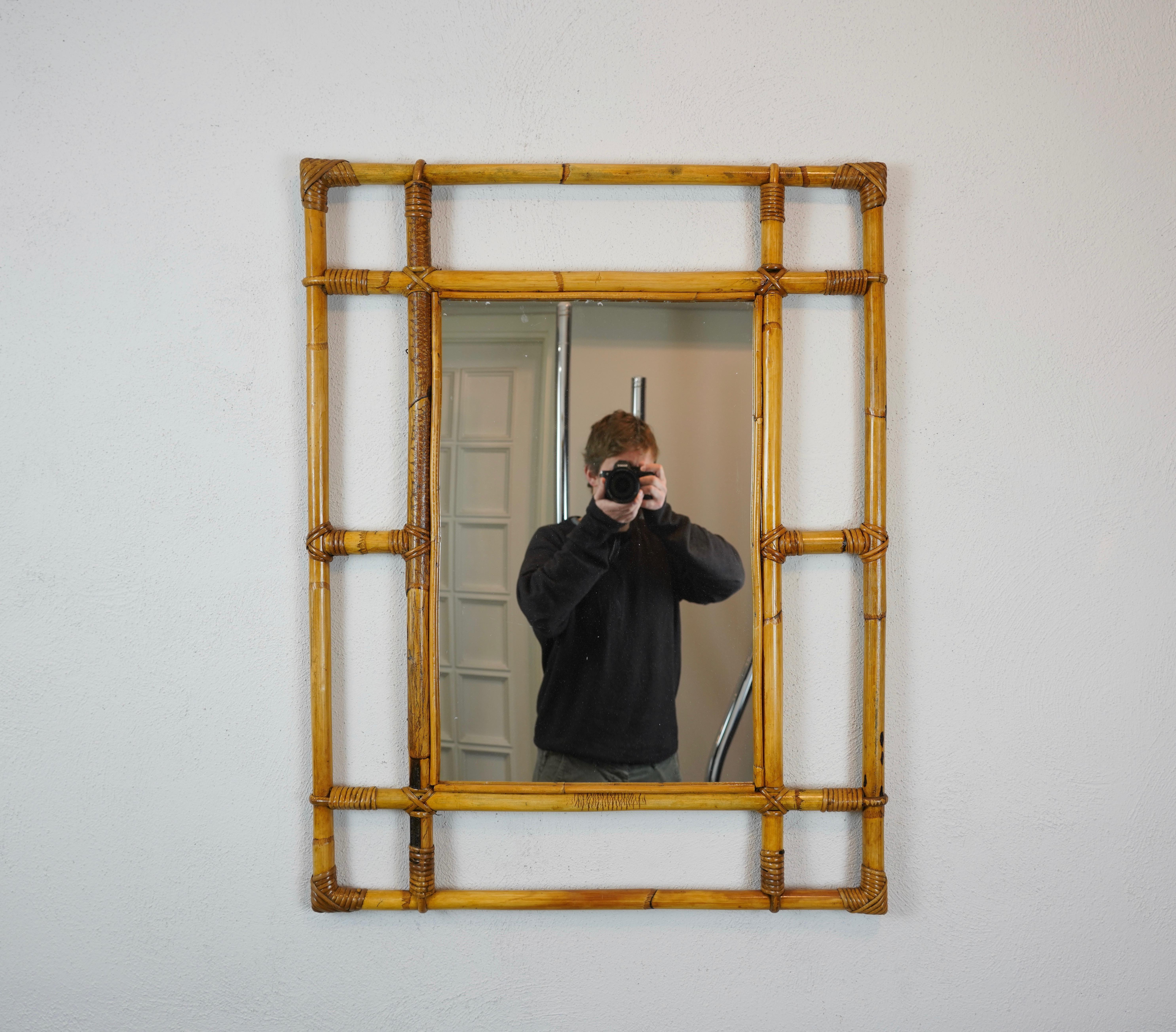 Espejo de pared rectangular de ratán y bambú, Italia, años 60 Italiano en venta