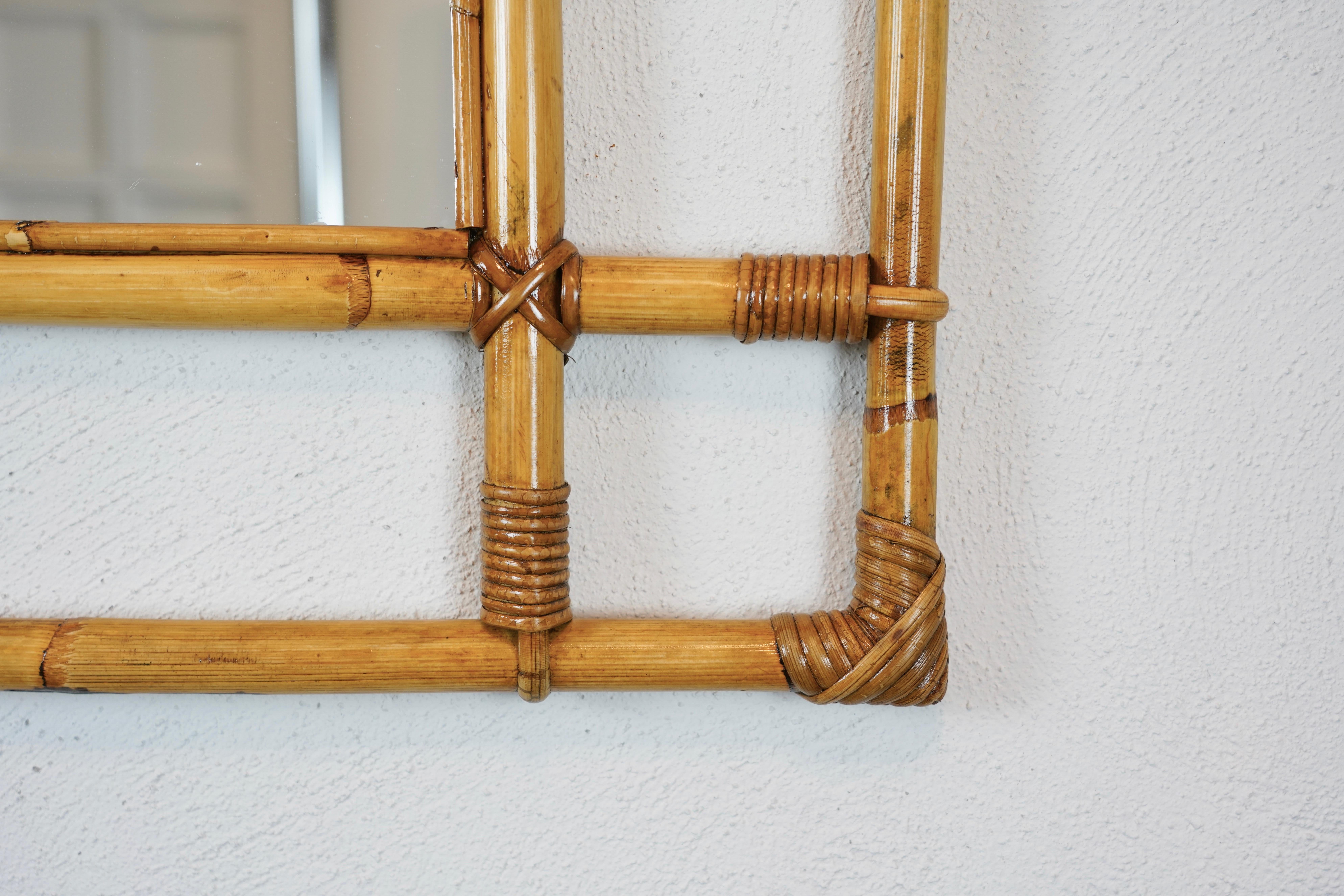 Espejo de pared rectangular de ratán y bambú, Italia, años 60 en venta 2