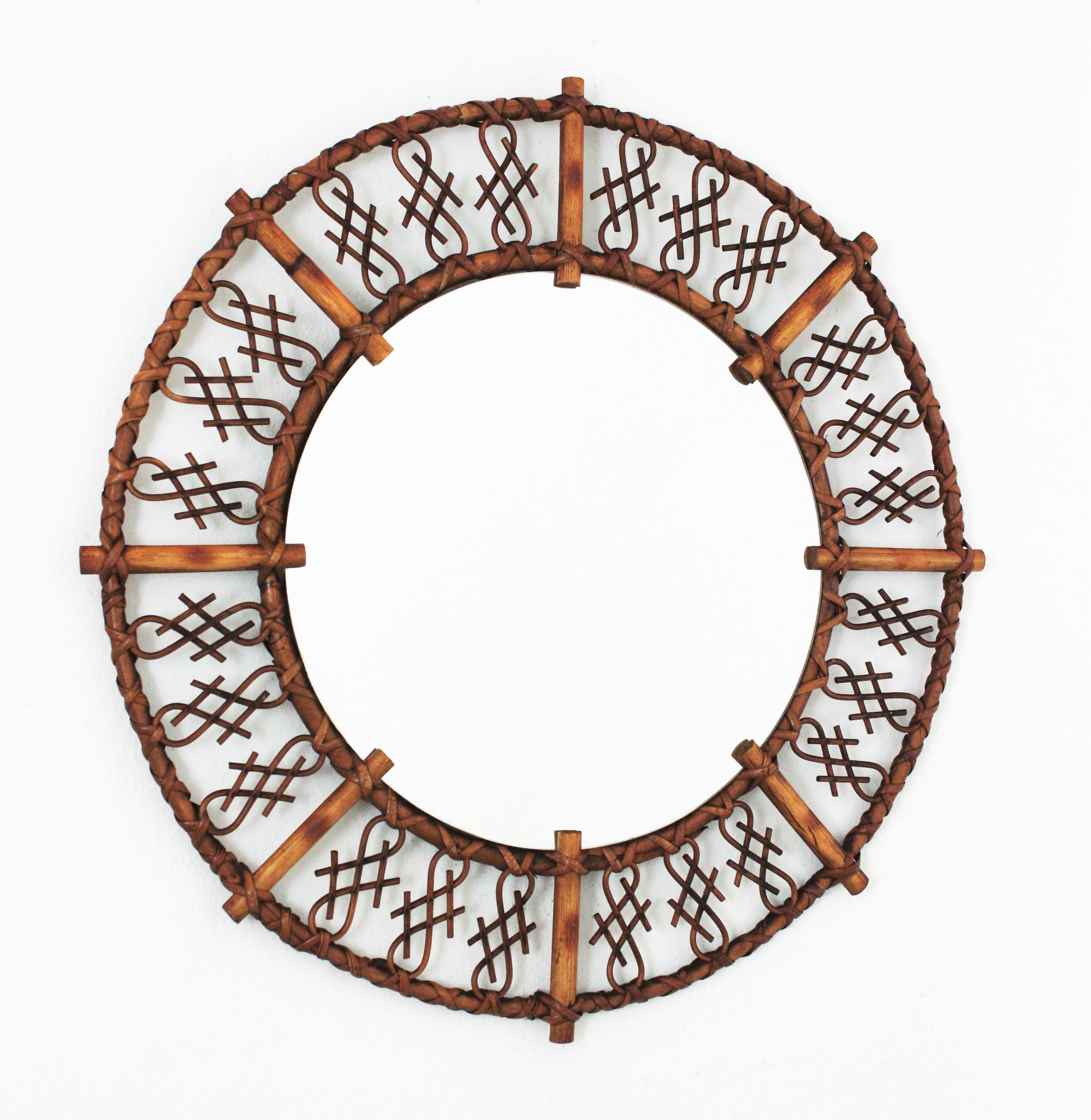 Mid-Century Modern oriental inspired round mirror, rattan and bamboo, France, 1960s.
This rattan and bamboo round mirror has a frame comprised by alternating bamboo sticks and chinoiserie details placed in sunburst disposition.
A highly decorative