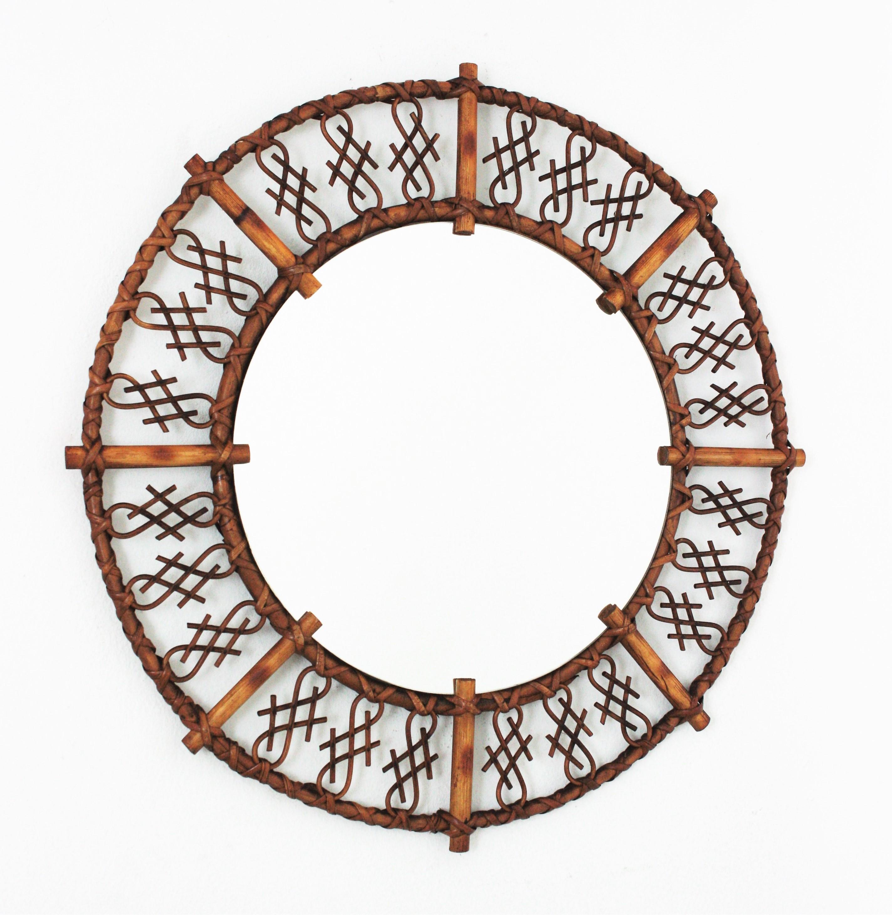 Specchio rotondo di ispirazione orientale, rattan e bambù, Francia, 1960.
Questo specchio rotondo in rattan e bambù ha una cornice composta da bastoncini di bambù alternati e dettagli di cineserie disposti a raggiera.
Uno specchio molto decorativo