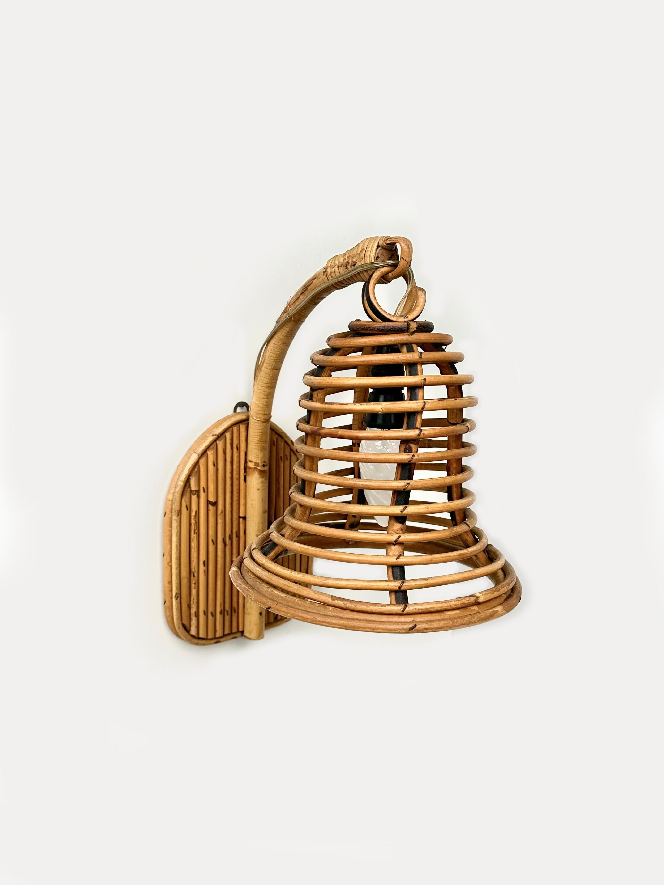 Sconce wall lamp in bamboo and rattan in the style of French designer Louis Sognot.

Made in Italy in the 1960s.

Louis Sognot was a French designer best known for his elegant furniture made from a combination of rattan and wood. Sognot was