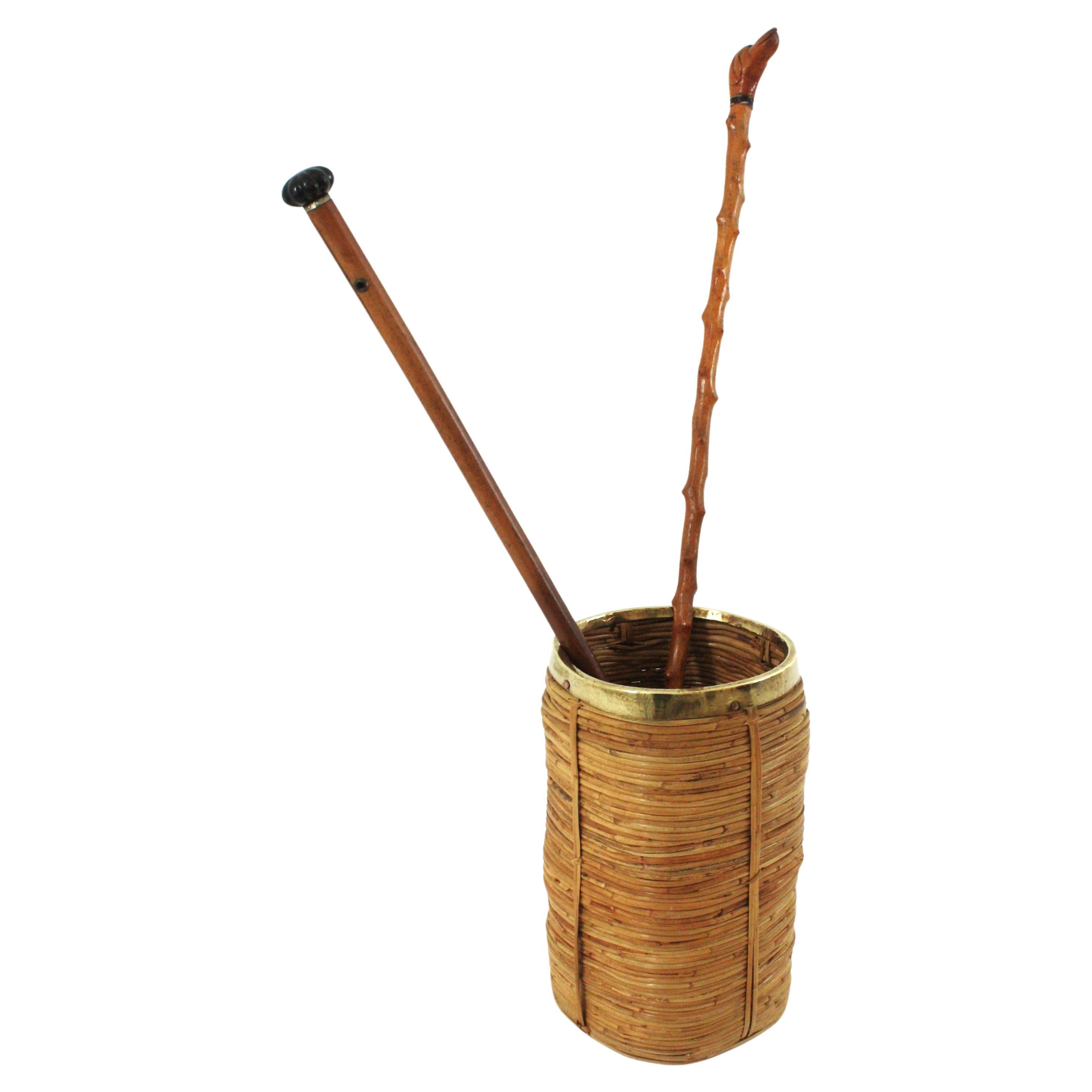Beautiful Mid-Century Modern decorative brass and bamboo / rattan small umbrella stand, tall planter or paper bin. Handcrafted in Italy, 1970s.
Rectangular rattan structure with round brass rim. It has reminiscences of Gabriella Crespi designs.
This