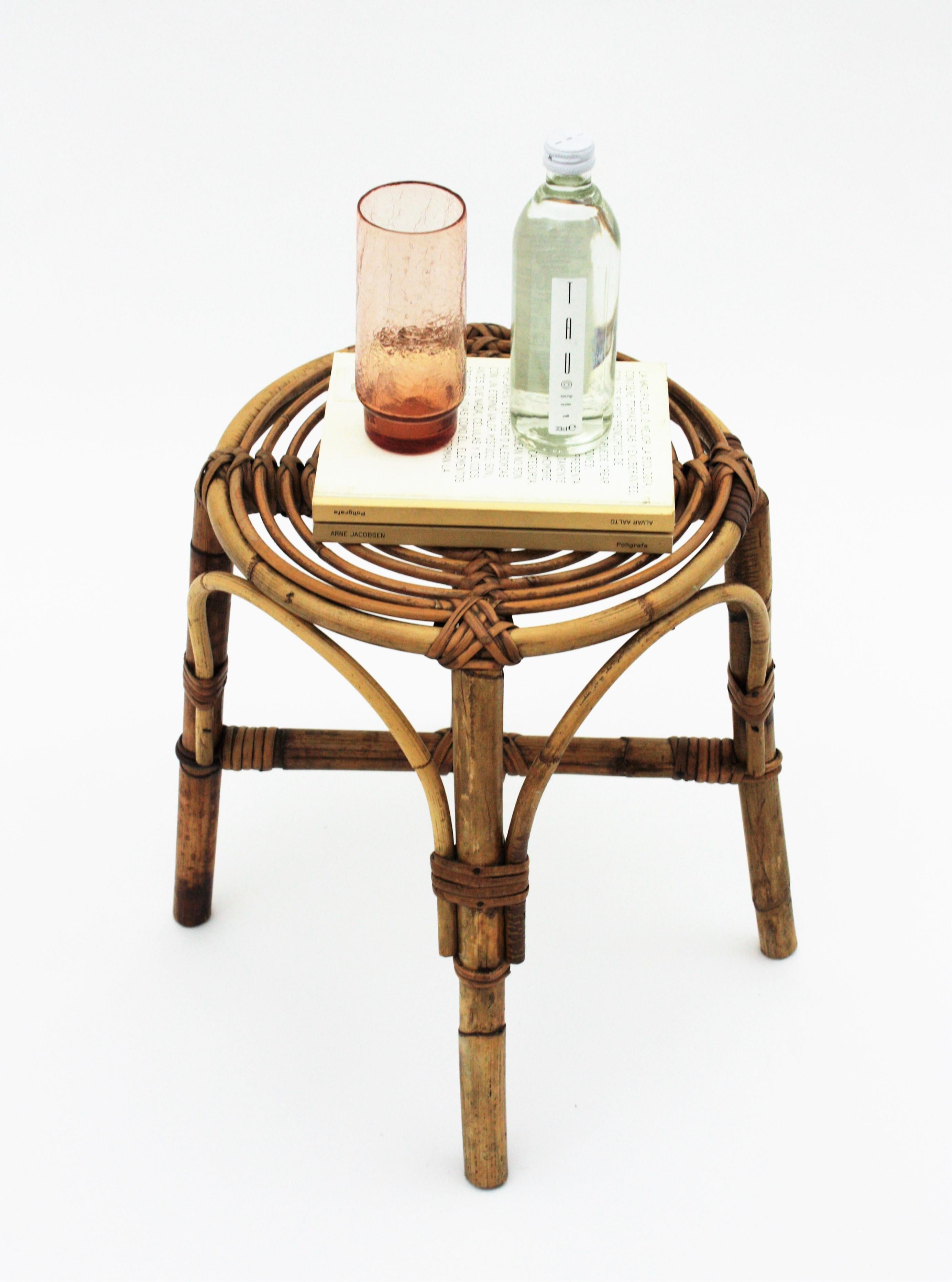 Mid-Century Modern Tabouret en bambou et rotin  Table ou table d'appoint dans le style de Franco Albini en vente