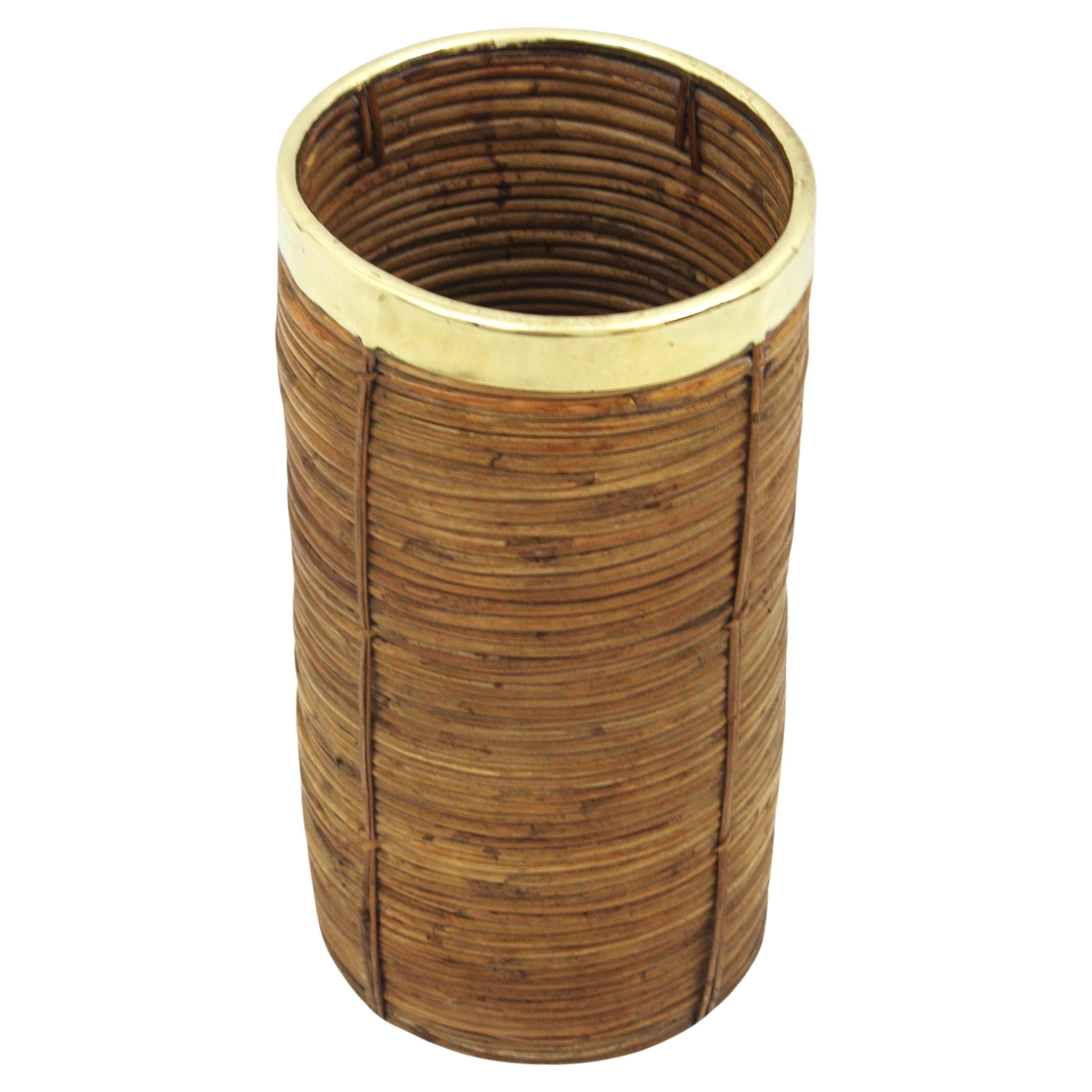 Beautiful Mid-Century Modern decorative brass and bamboo / rattan umbrella stand, tall planter or paper bin. Handcrafted in Italy, 1970s.
Round shape rattan structure with brass rim. It has reminiscences of Gabriella Crespi designs.
This piece is in