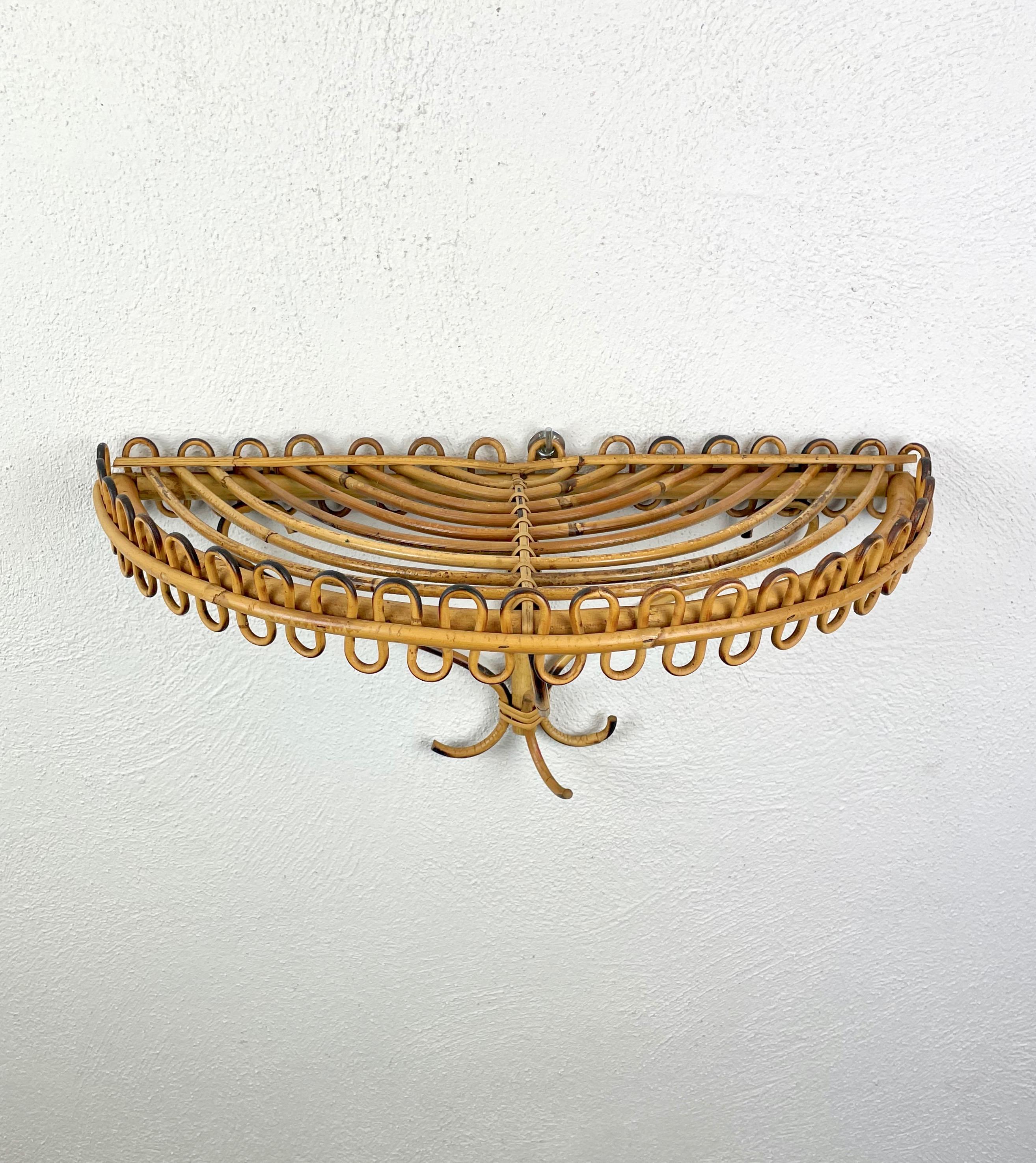 Bedside wall-mounted oval shelf in rattan & bamboo made in Italy in the 1960s.