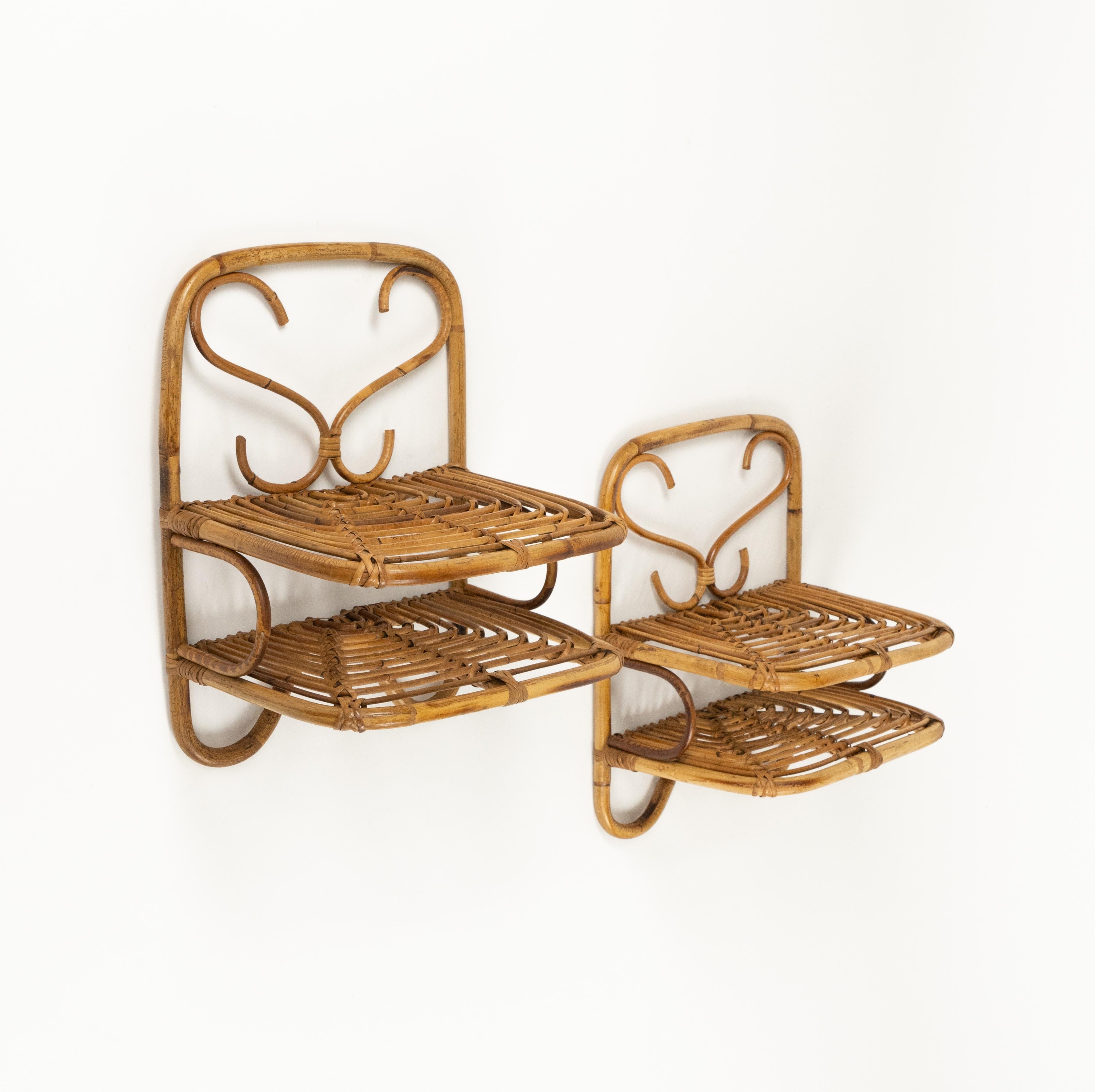 Etonnante paire d'étagères ou de tables d'appoint suspendues à deux niveaux en bambou et rotin dans le style de Franco Albini.

Fabriqué en Italie dans les années 1960.
