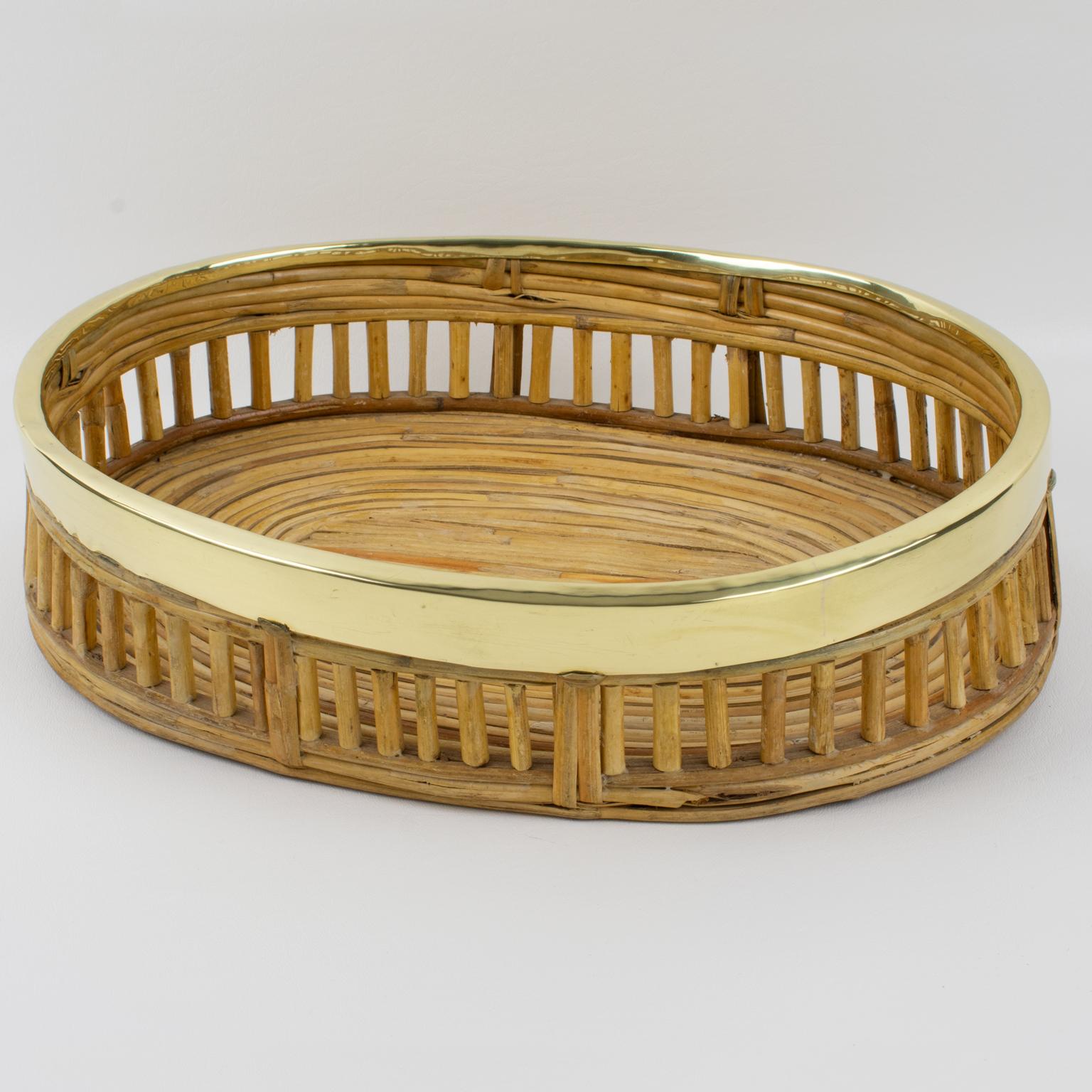 Mid-Century Modern Centre de table en rotin, osier de bambou et bol en laiton, Italie, années 1960 en vente