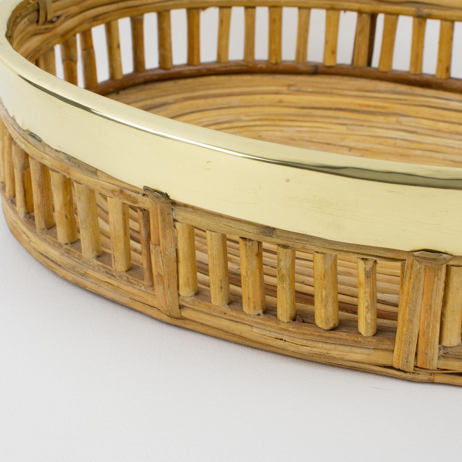 Milieu du XXe siècle Centre de table en rotin, osier de bambou et bol en laiton, Italie, années 1960 en vente