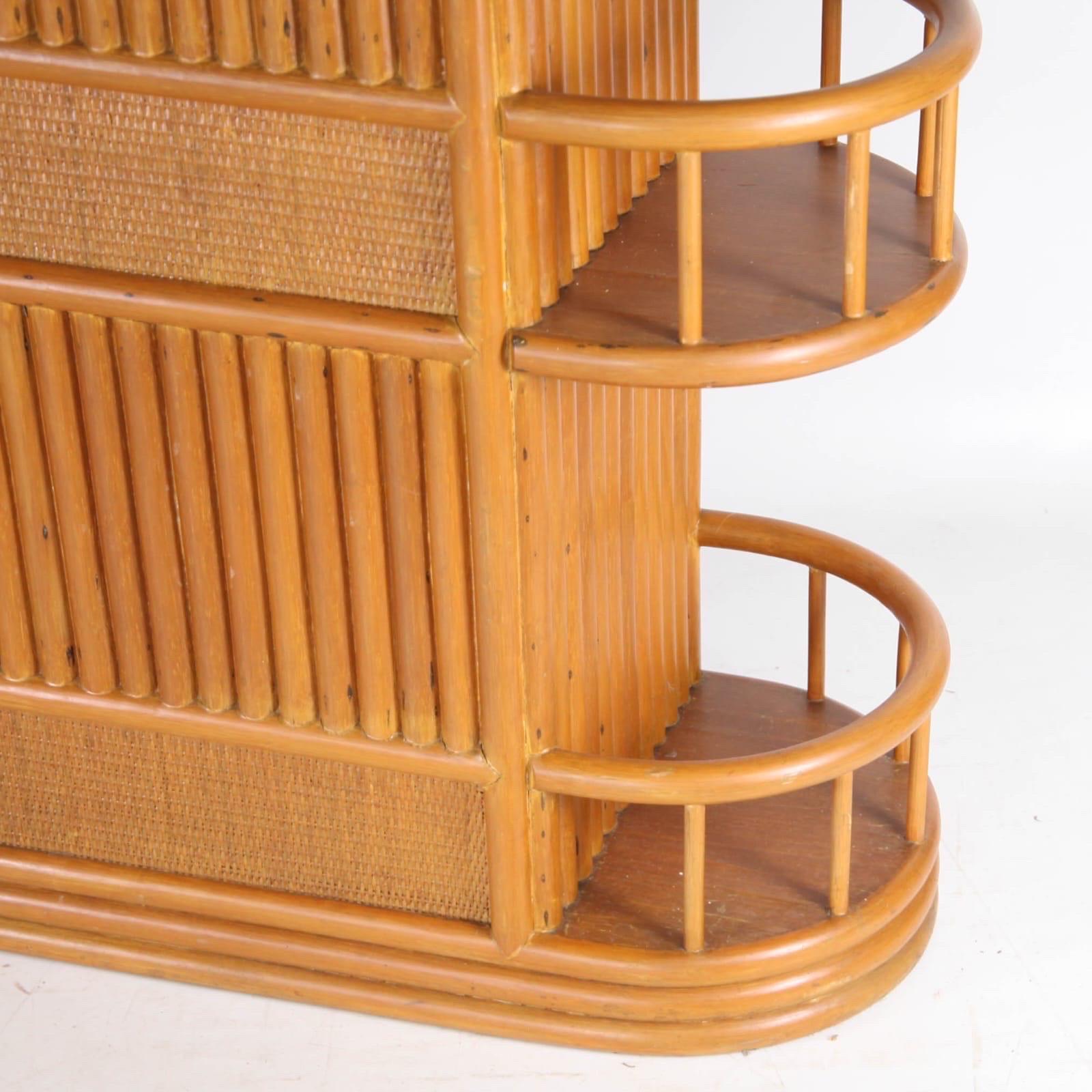 Beautiful rattan vintage 2 drawers and side shelves bar and its 3 rotating stools with yellow cushions. 
Good condition, must have! 
