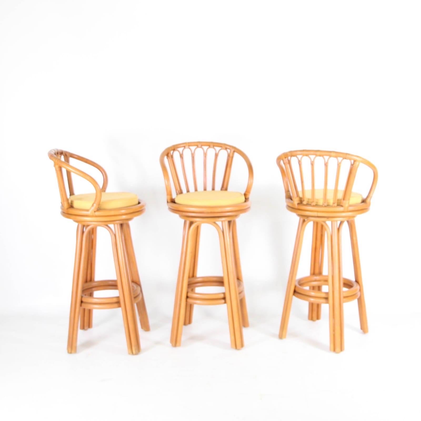 Rattan bar and 3 stools For Sale 2