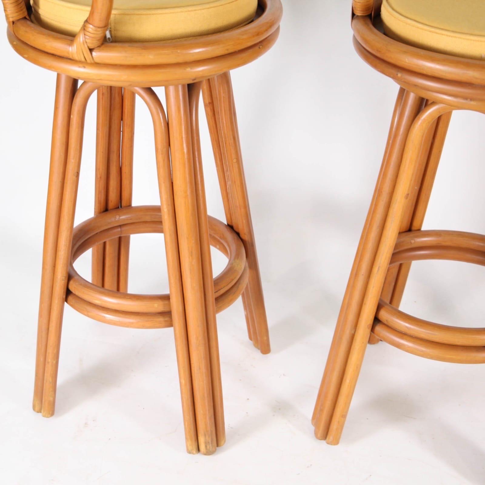 Rattan bar and 3 stools For Sale 5