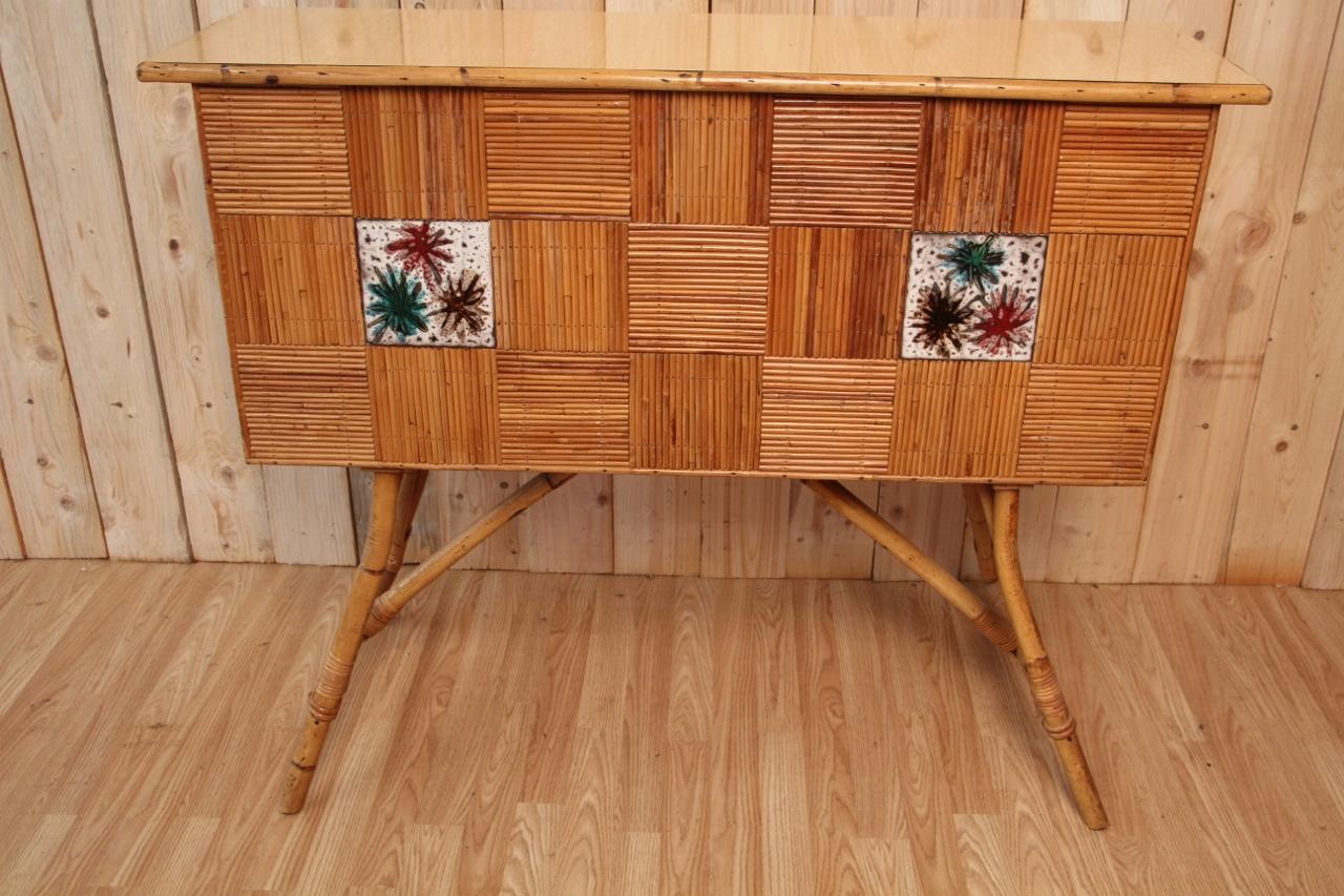 Very nice rattan and ceramic bar. Vintage period 1960/1970. At the back of the bar are lockers to store your bottles and glasses. Very good general condition.