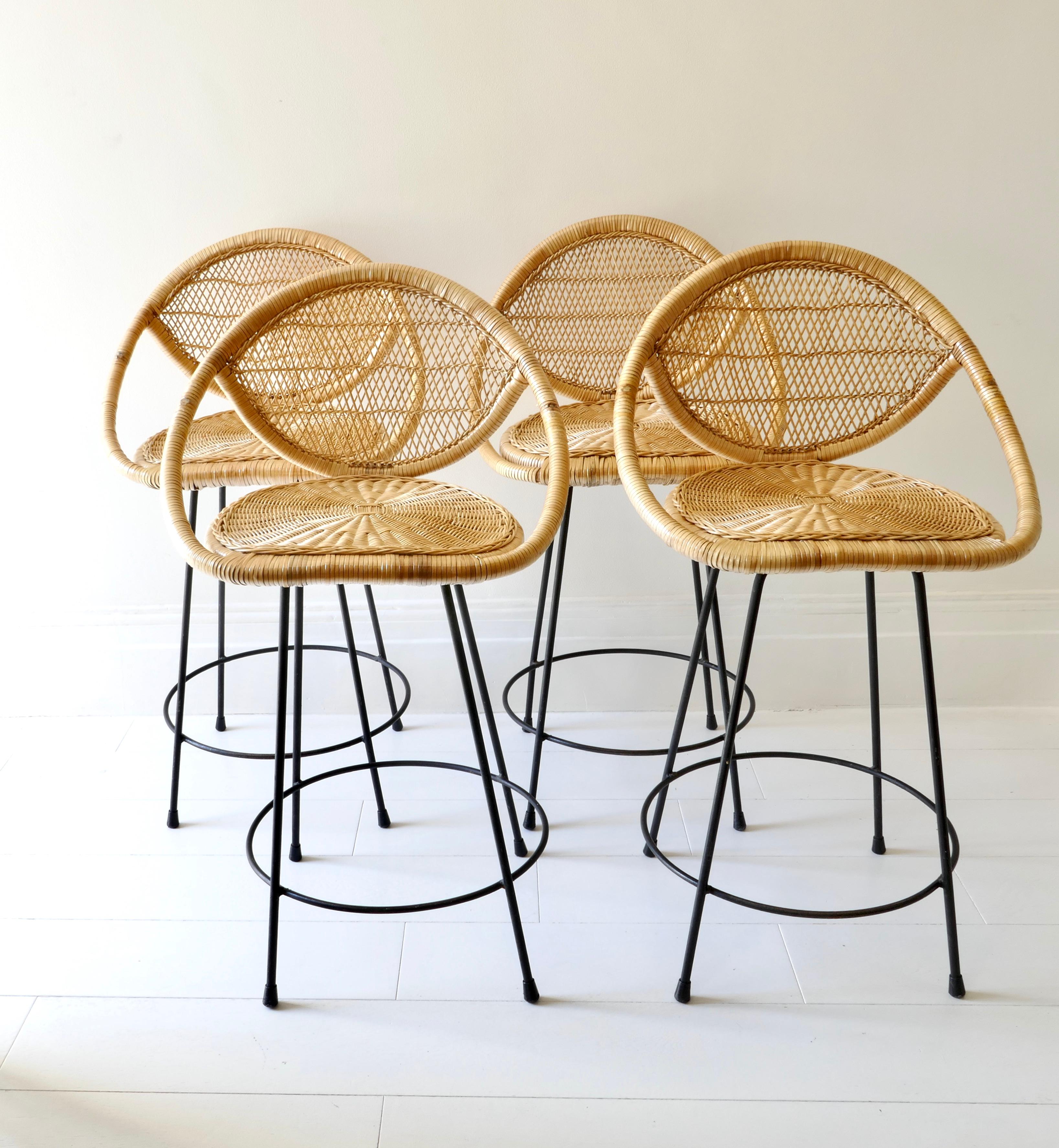 Rattan bar stools with black legs, France, 1970s
Can be used indoors and outdoors.