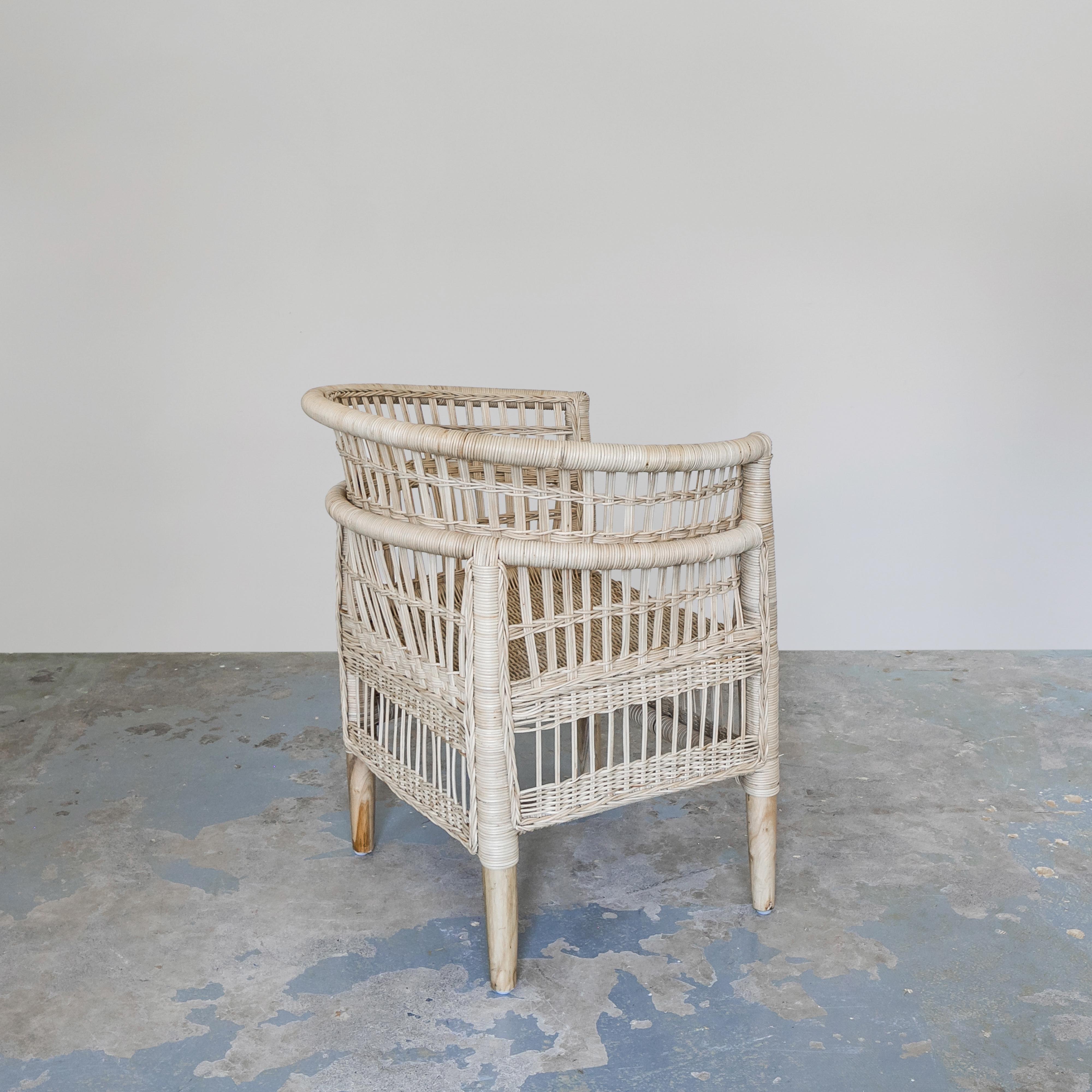 6 chaises de salle à manger en rotin. Parfaites autour d'une table à manger ou comme chaises d'appoint. Modernes, issues du développement durable, aériennes et tropicales, ces chaises peuvent embellir n'importe quel espace. Apportez un élément