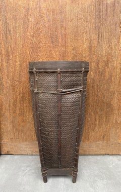 Cesta de ratán tejida a mano por la tribu Dayak en Kalimantan, Borneo, mediados del siglo XX