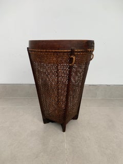 Cesta de ratán tejida a mano por la tribu Dayak en Kalimantan, Borneo, mediados del siglo XX
