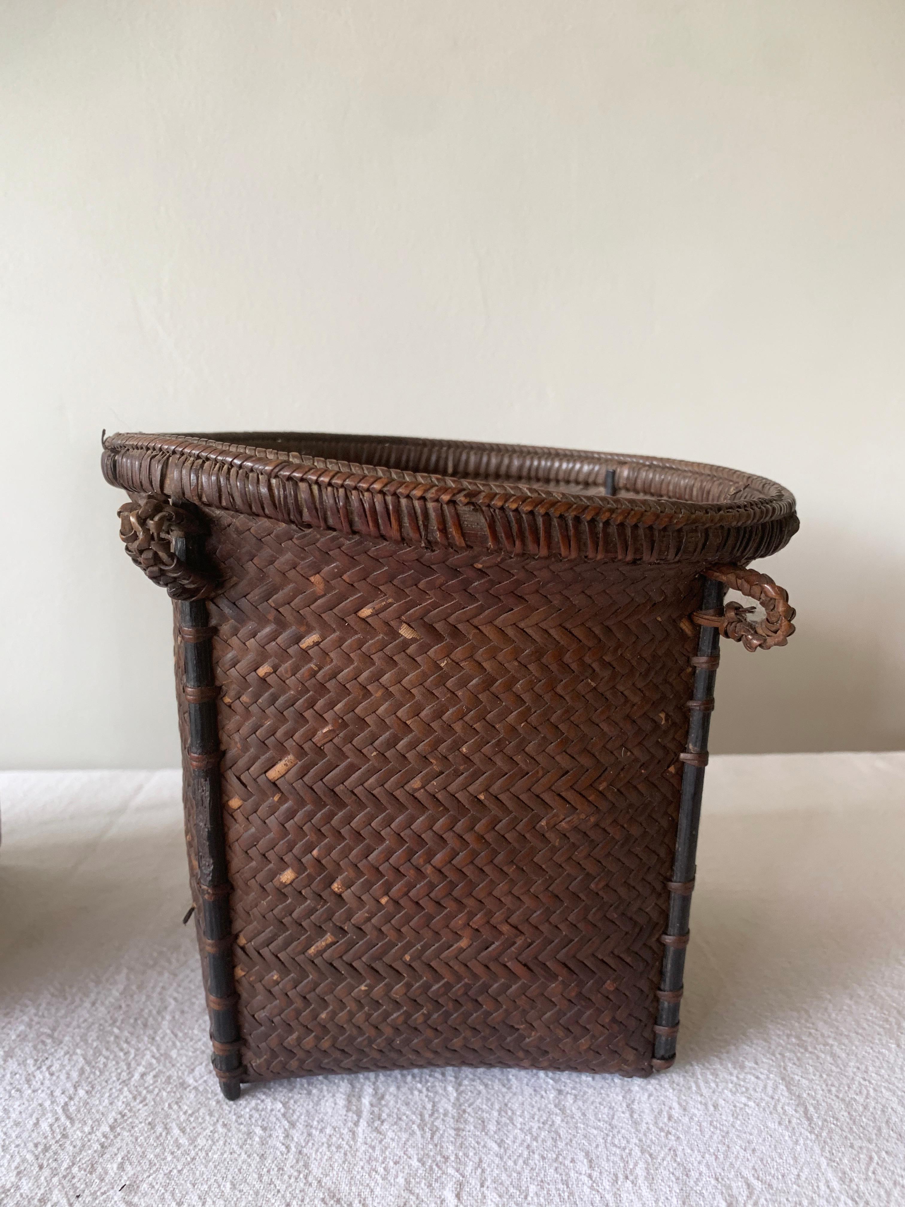 Tessuto a mano Cesto in rattan della tribù Dayak intrecciato a mano da Kalimantan, Borneo, metà del XX secolo in vendita