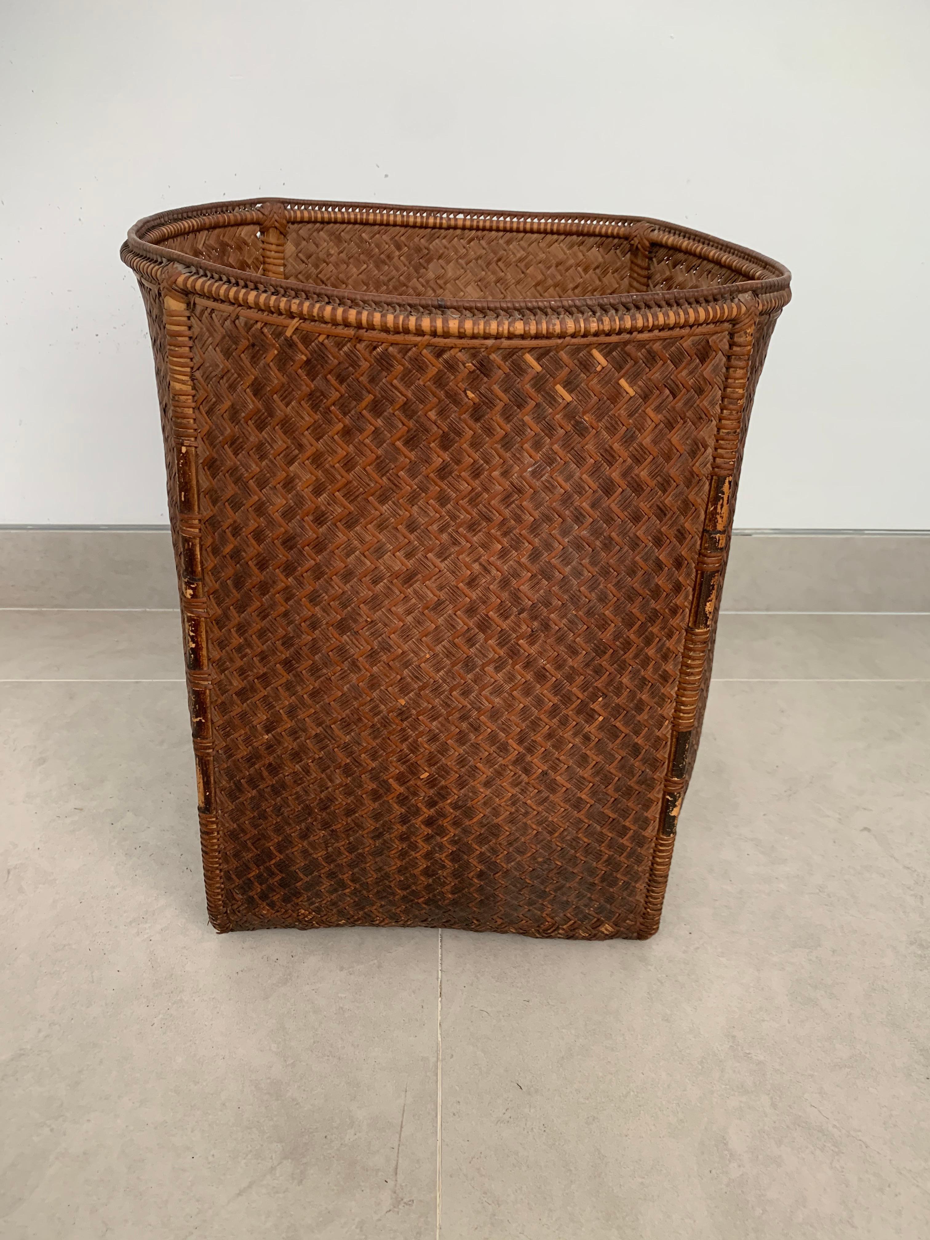 Rattan Basket Dayak Tribe Hand-Woven from Kalimantan, Borneo, Mid 20th Century In Good Condition For Sale In Jimbaran, Bali