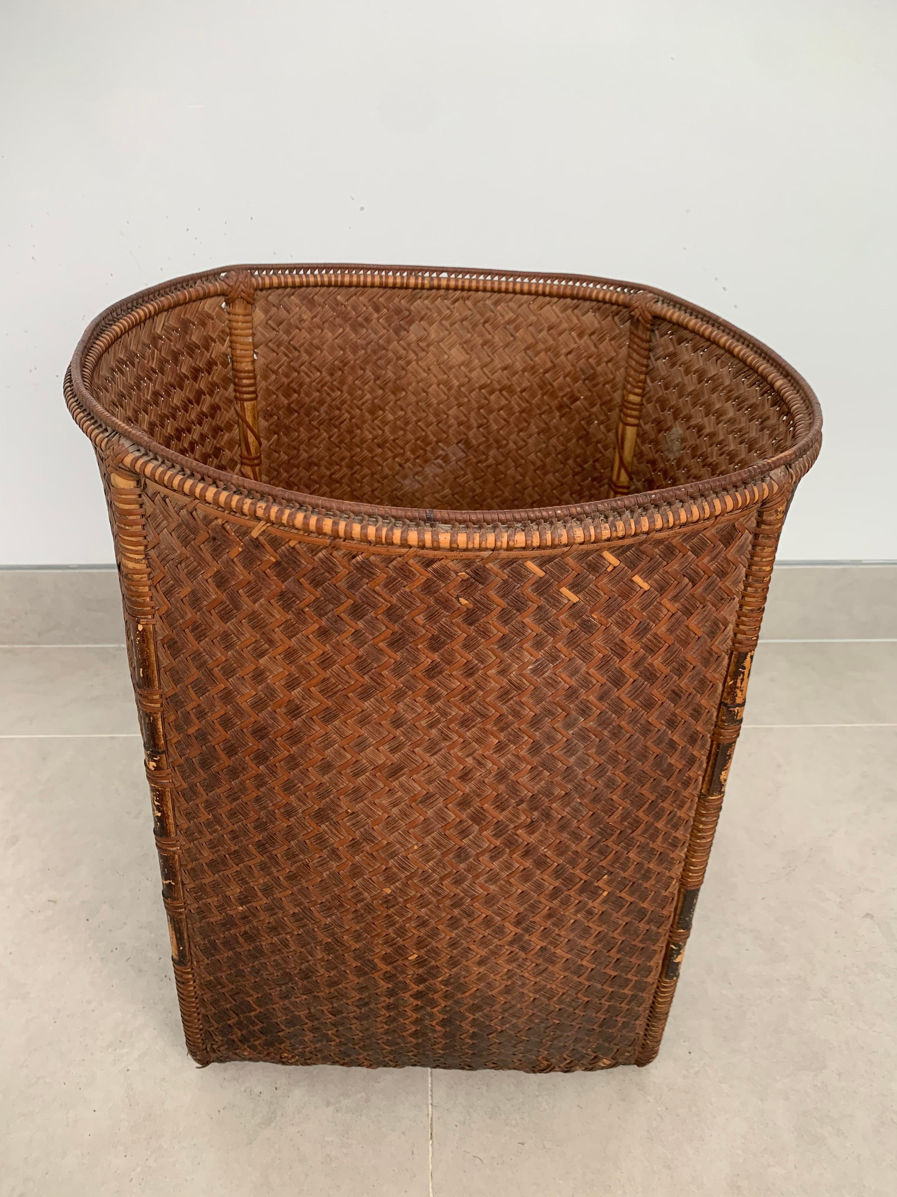 Rattan Basket Dayak Tribe Hand-Woven from Kalimantan, Borneo, Mid 20th Century For Sale 1