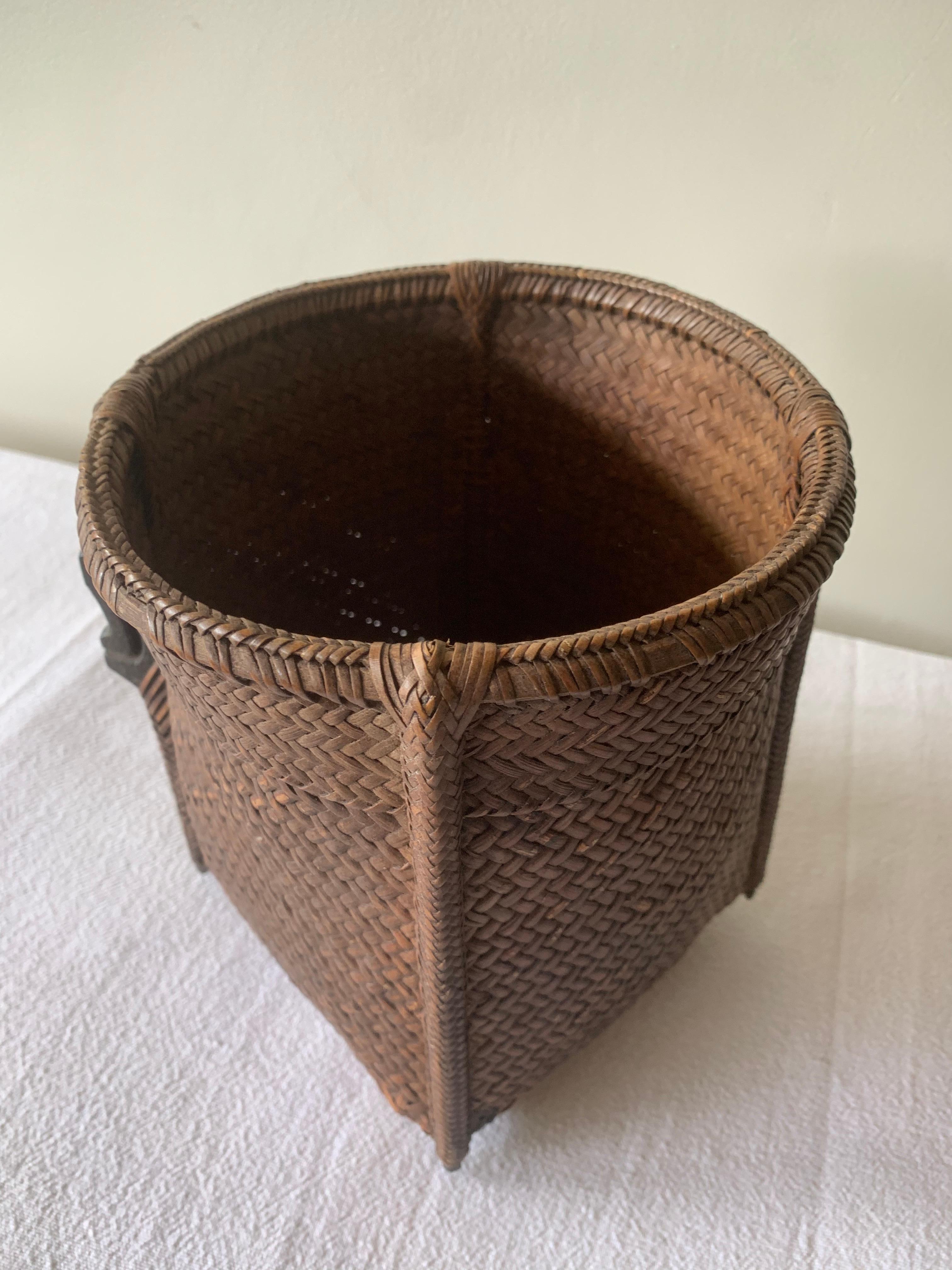 Rattan Cesto in rattan della tribù Dayak intrecciato a mano da Kalimantan, Borneo, metà del XX secolo in vendita