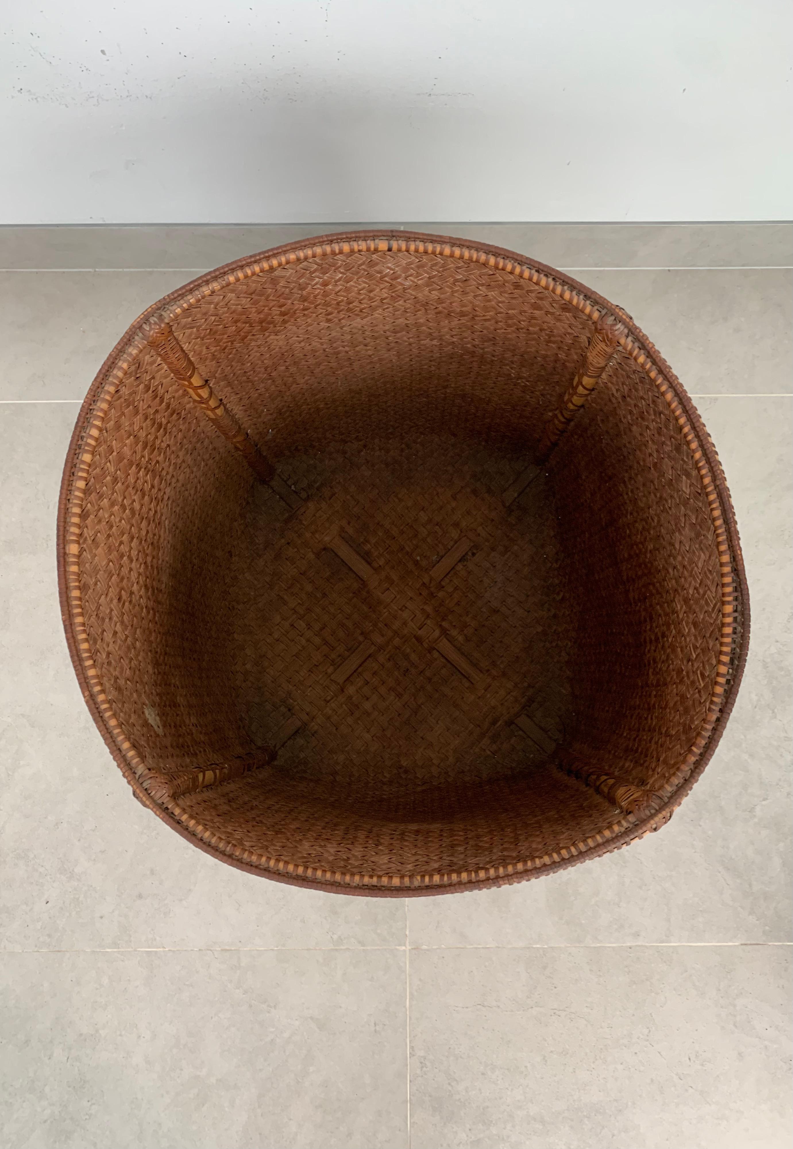 Rattankorb, Dayak-Stil, handgewebt aus Kalimantan, Borneo, Mitte des 20. Jahrhunderts im Angebot 1