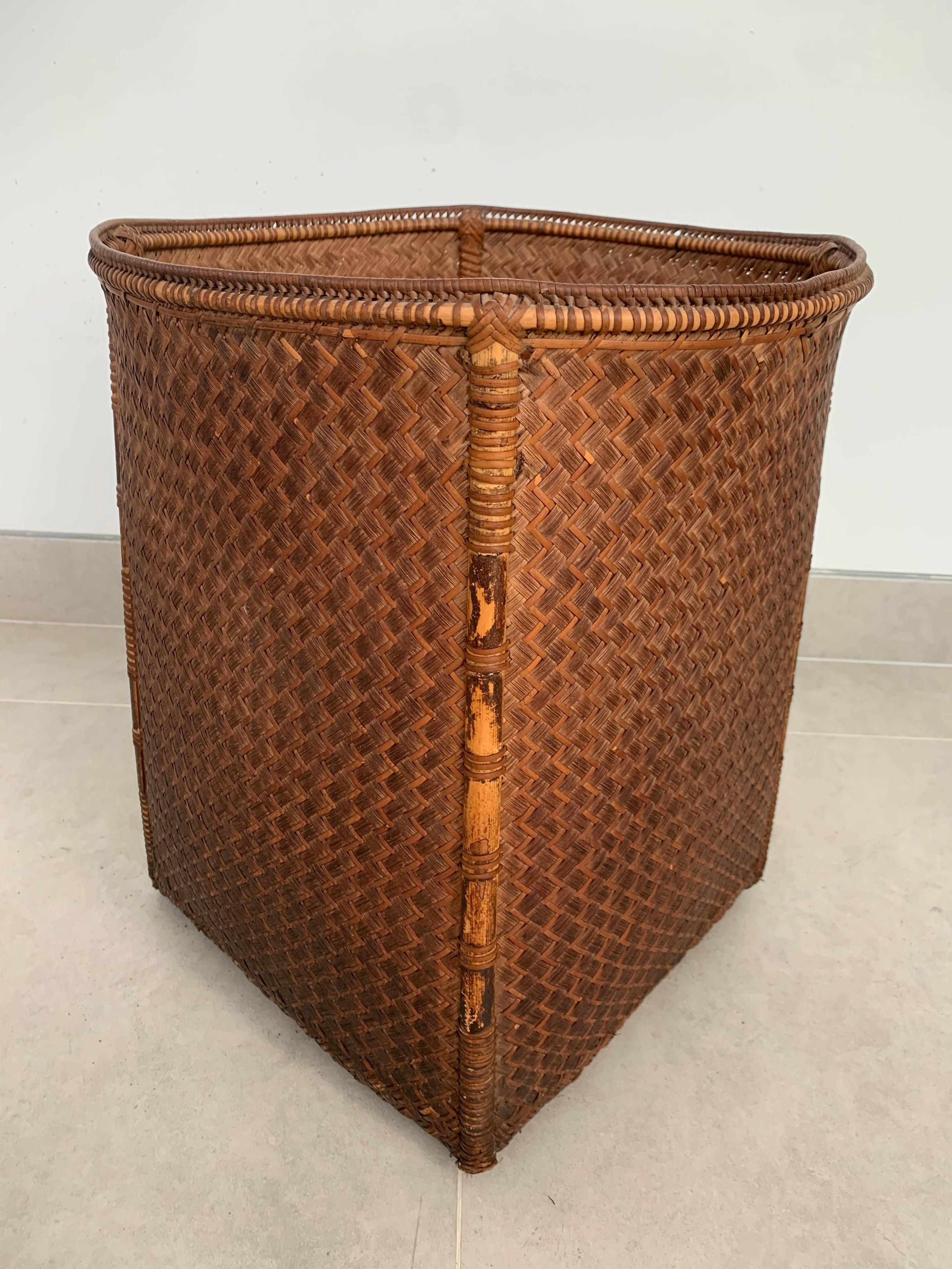 Rattan Basket Dayak Tribe Hand-Woven from Kalimantan, Borneo, Mid 20th Century For Sale 3
