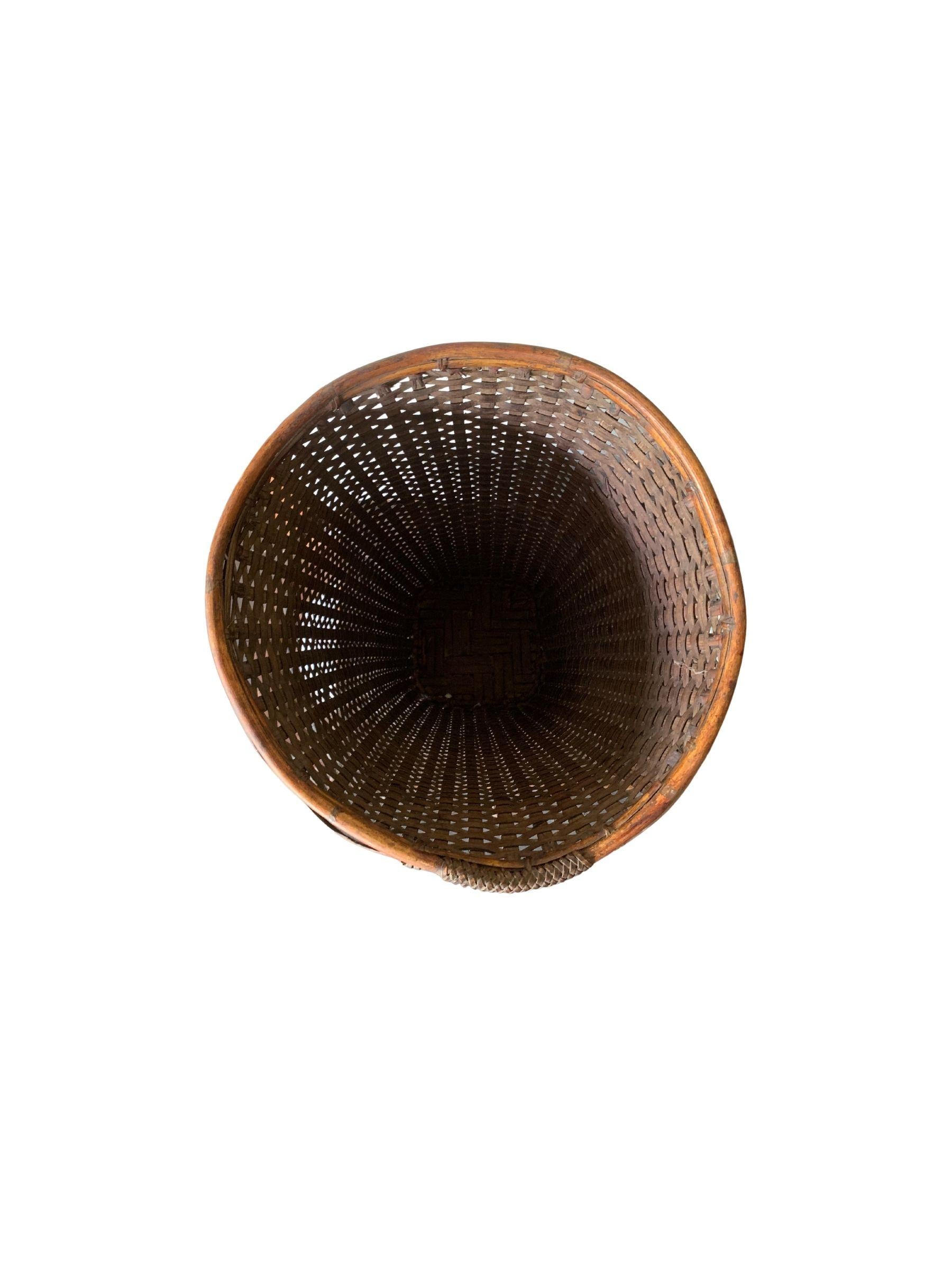 Cesto in rattan della tribù Dayak intrecciato a mano da Kalimantan, Borneo, metà del XX secolo in vendita 1