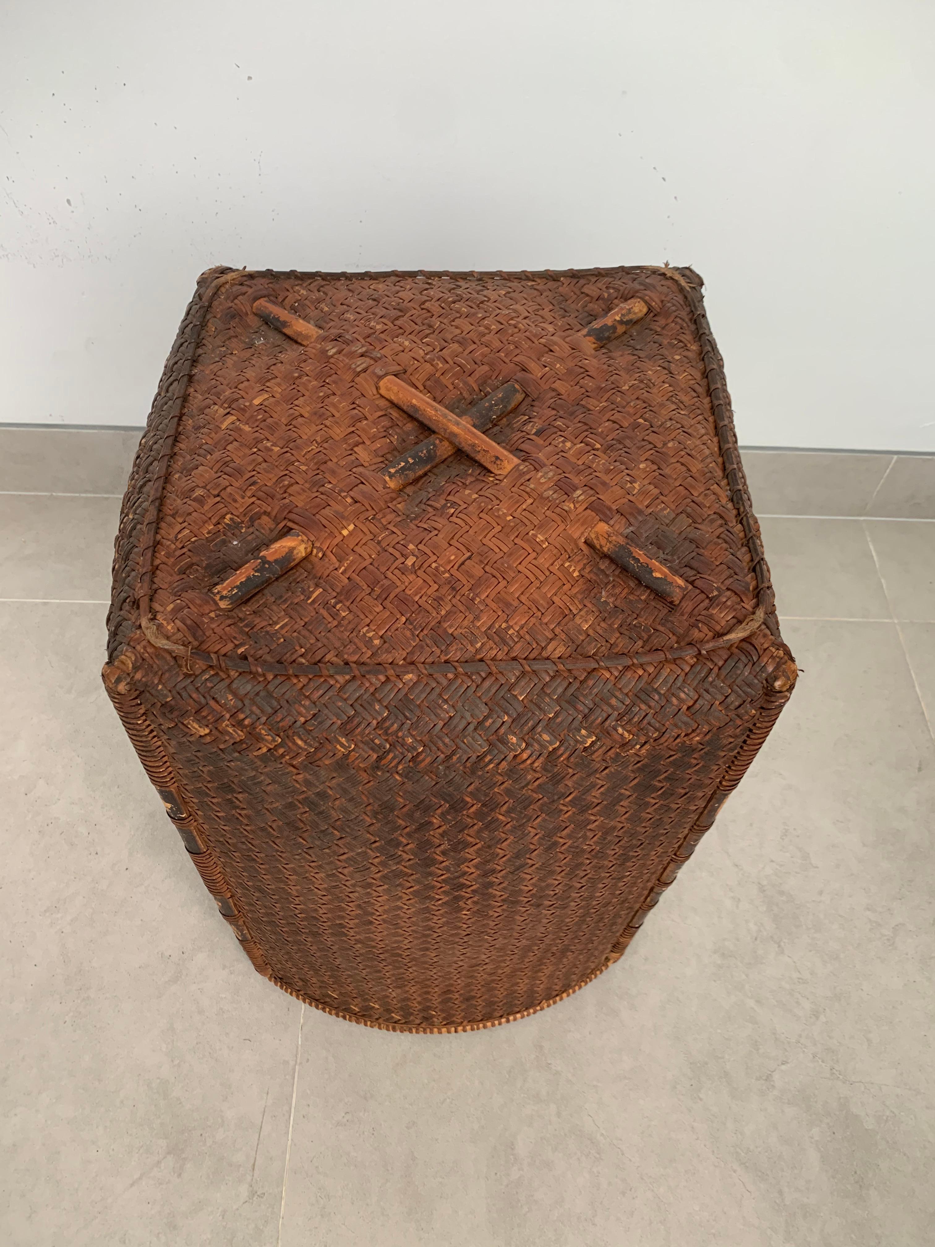 Rattan Basket Dayak Tribe Hand-Woven from Kalimantan, Borneo, Mid 20th Century For Sale 4