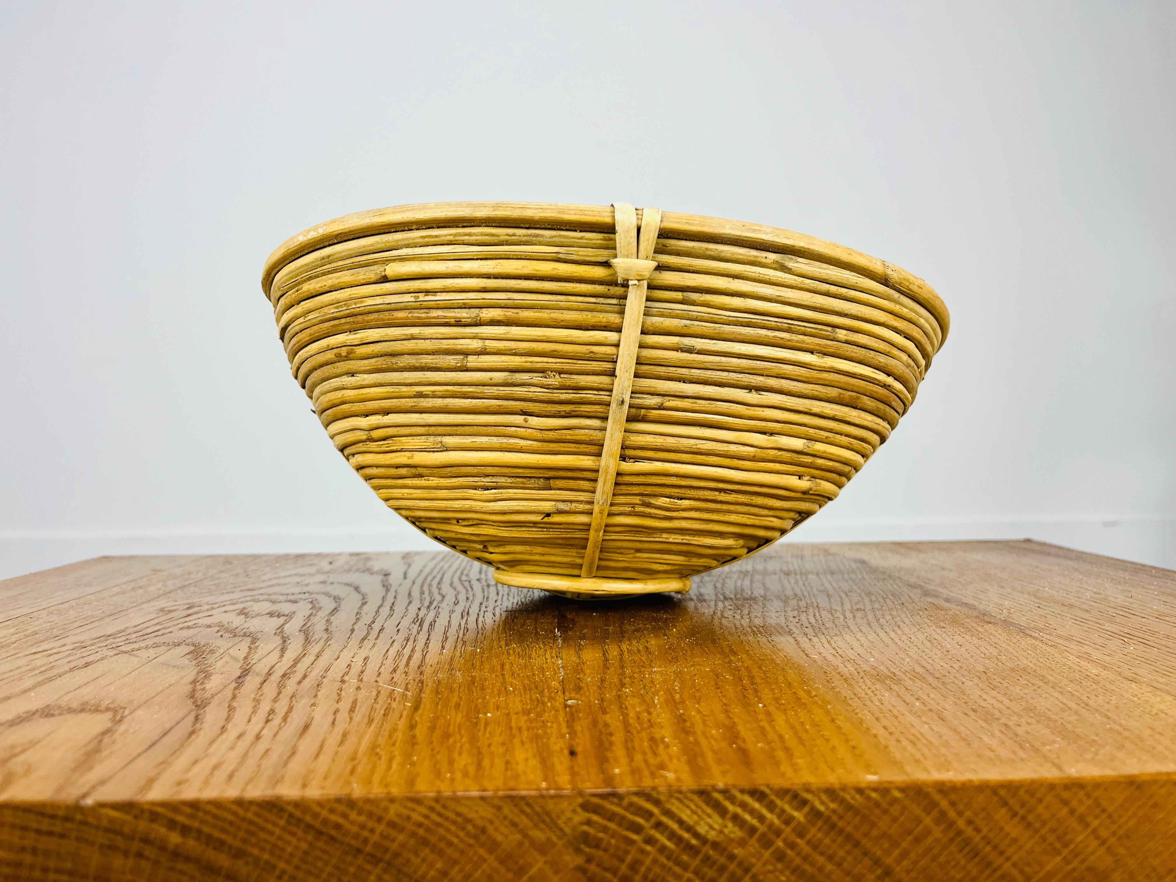 Beautiful Italian rattan basket in the style of Gabriella Crespi, around 1960's. Good condition, a very nice piece of organic furniture.
Please note that this basket does not sit 