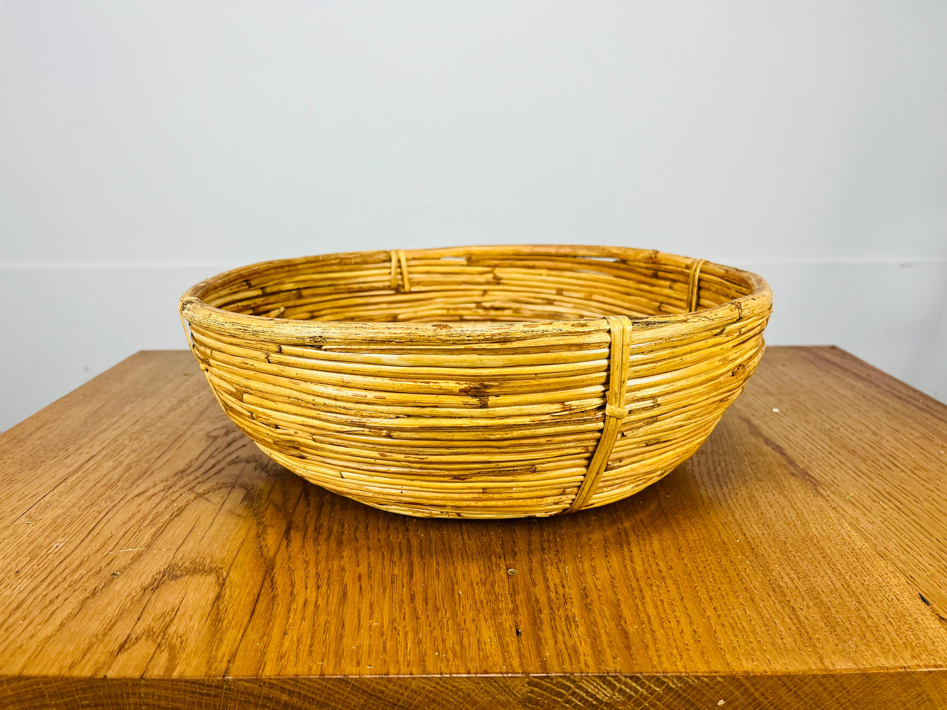 Beautiful Italian rattan basket in the style of Gabriella Crespi, around 1960's. Good condition, a very nice piece of organic furniture.

Measurements : height 10 cm, diameter 30,5.
