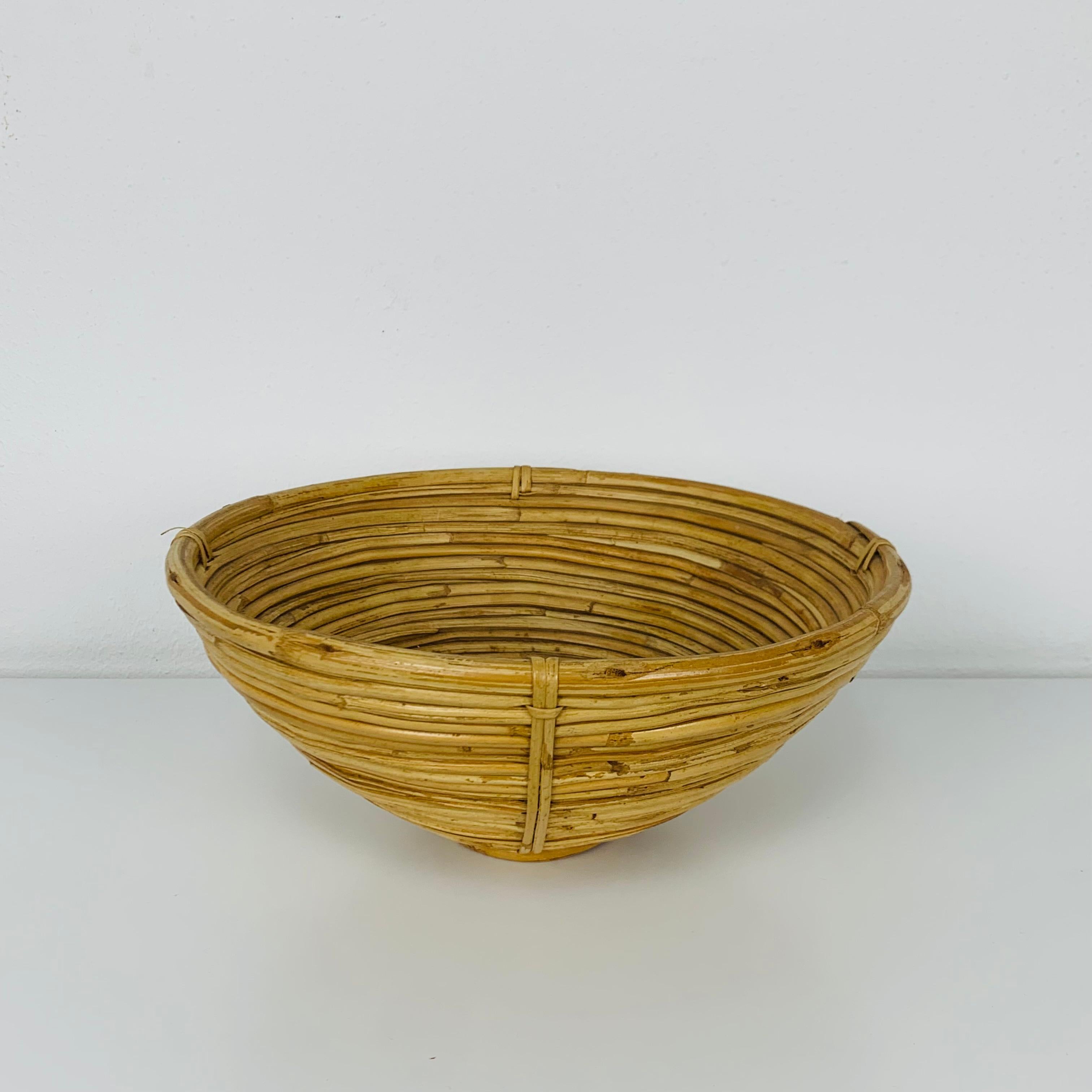 Beautiful Italian rattan basket in the style of Gabriella Crespi, around 1960's. Good condition, a very nice piece of organic furniture.

Measurements : height 11 cm, diameter 25 cm.
