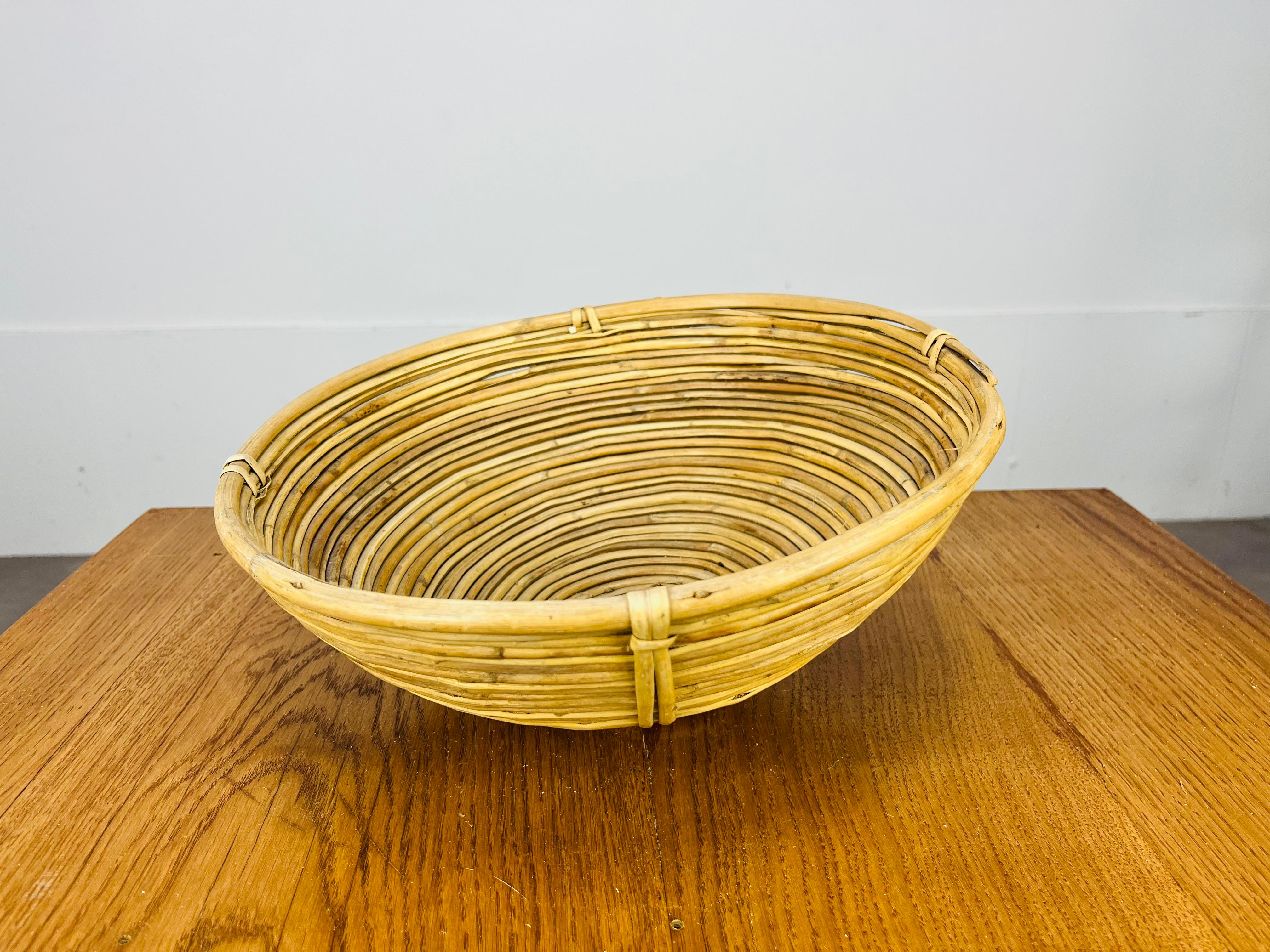 Italiano Rattan basket, Italy, 1960's in vendita