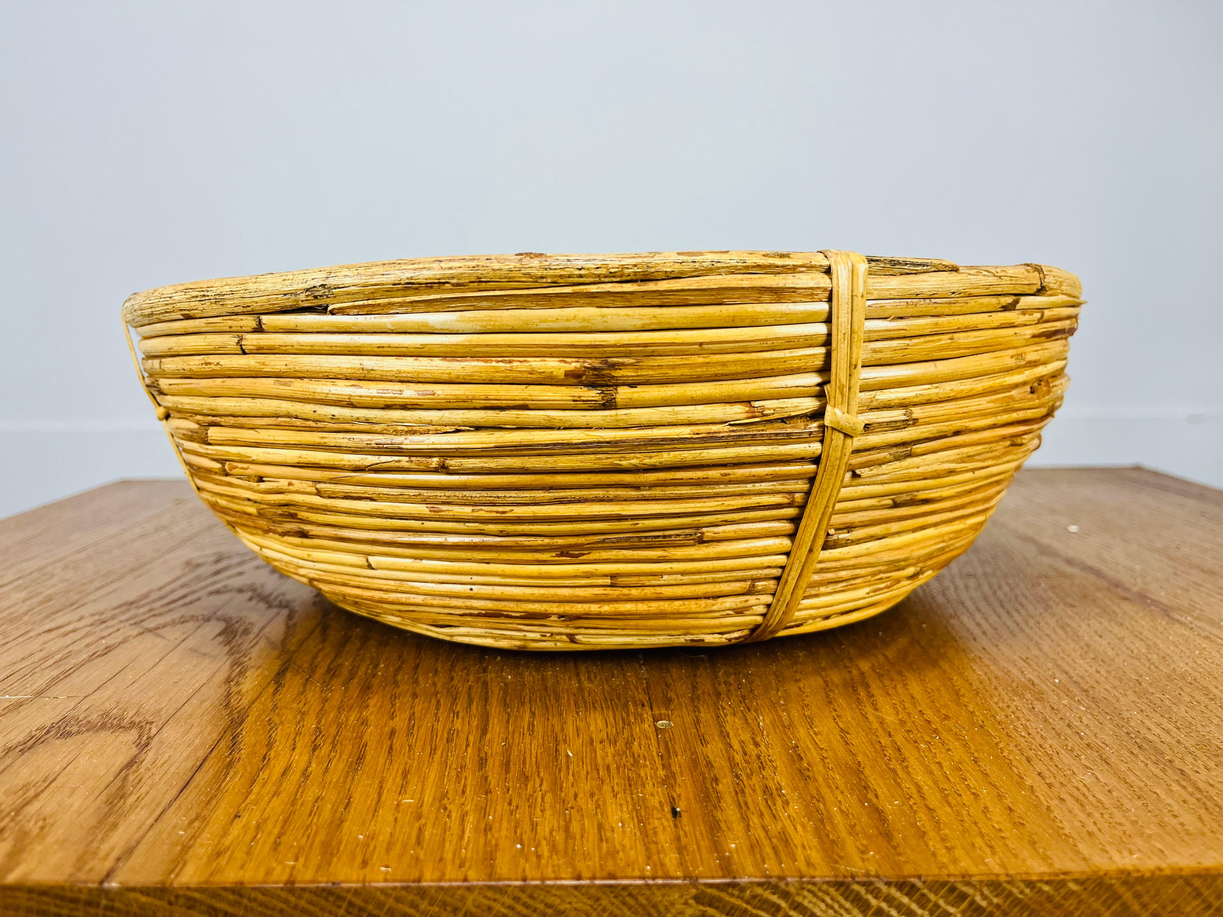 Italiano Rattan basket, Italy, 1960's in vendita