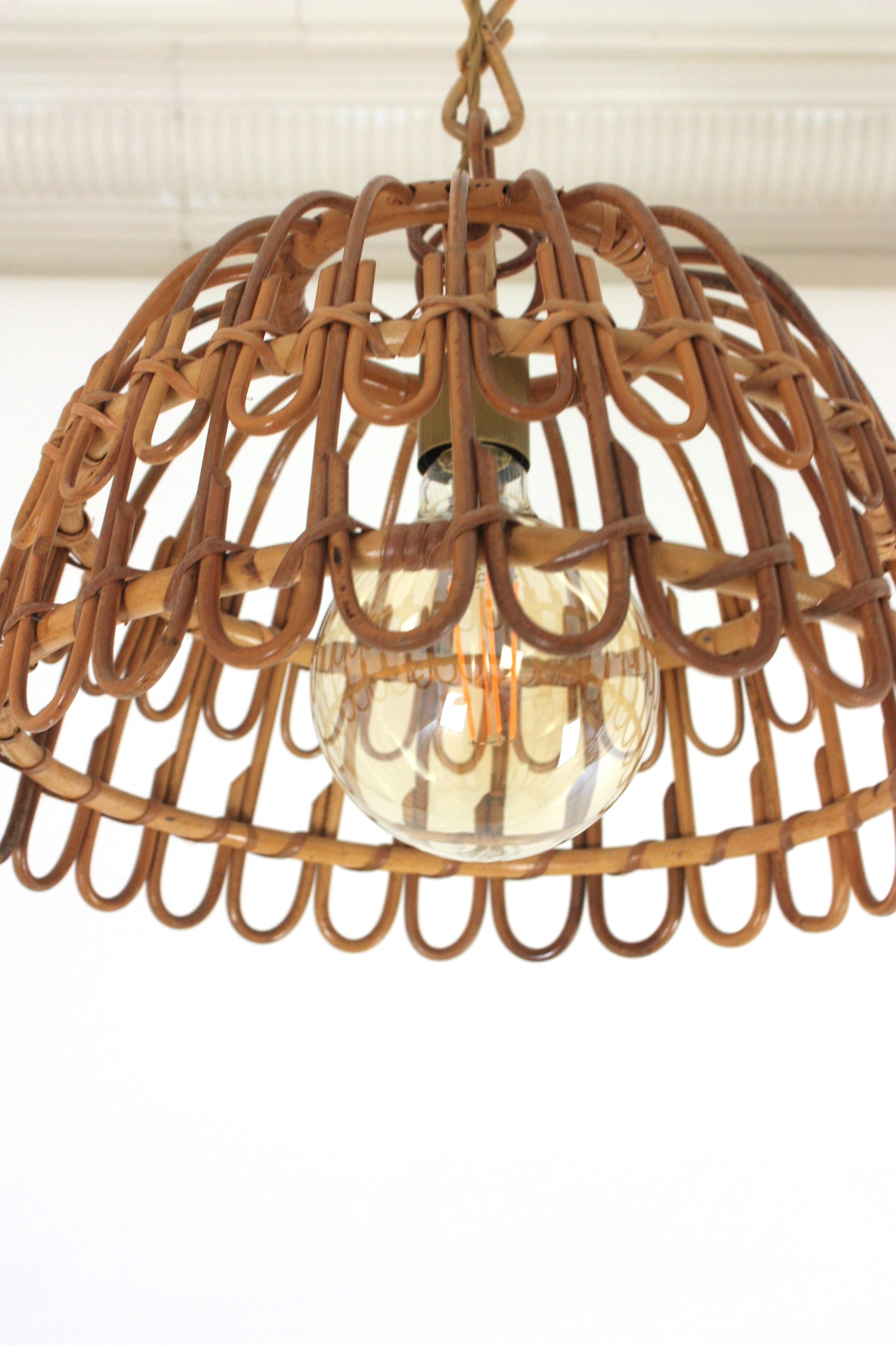 Lampada a sospensione a forma di campana in rattan, Spagna, anni '60 in vendita 4